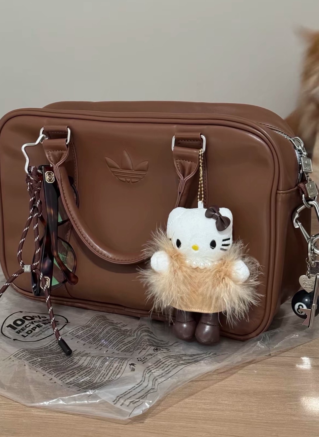 adidas 三葉草 時尚簡約PU手提包 💼 公文包 單肩斜背女包 柔和棕色百搭款 Aug25