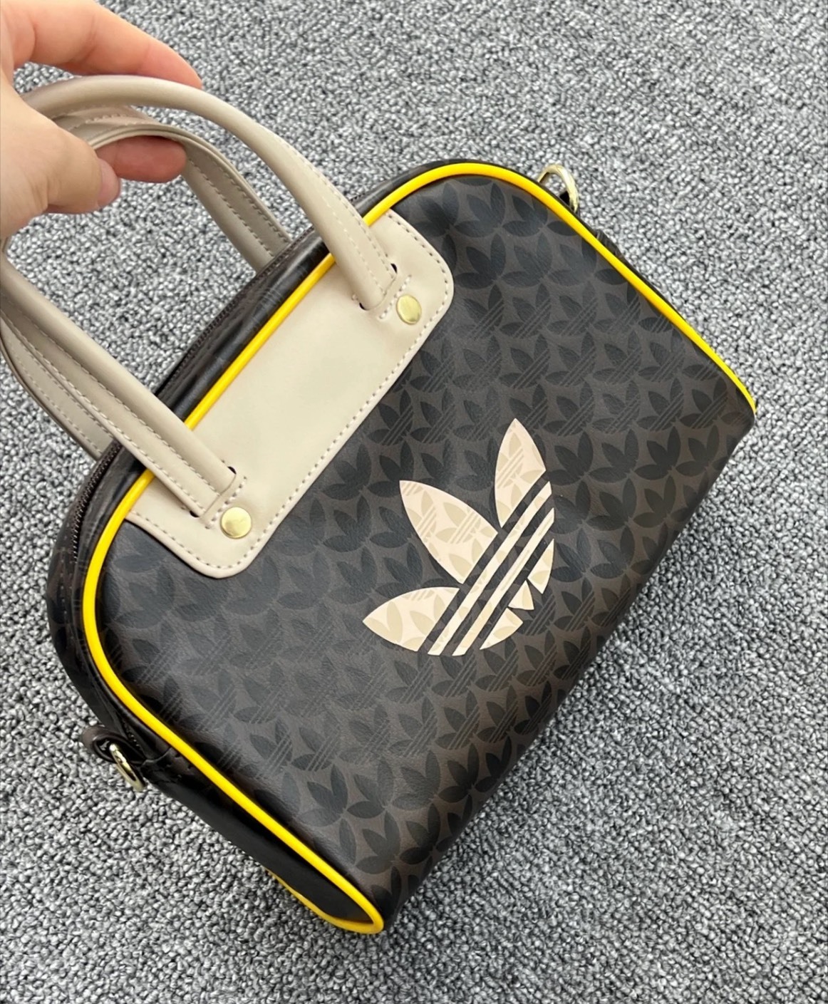 adidas 三葉草 保齡球包 👜 女款潮流手提包 時尚聚氨酯大容量 深棕百搭款 Aug25