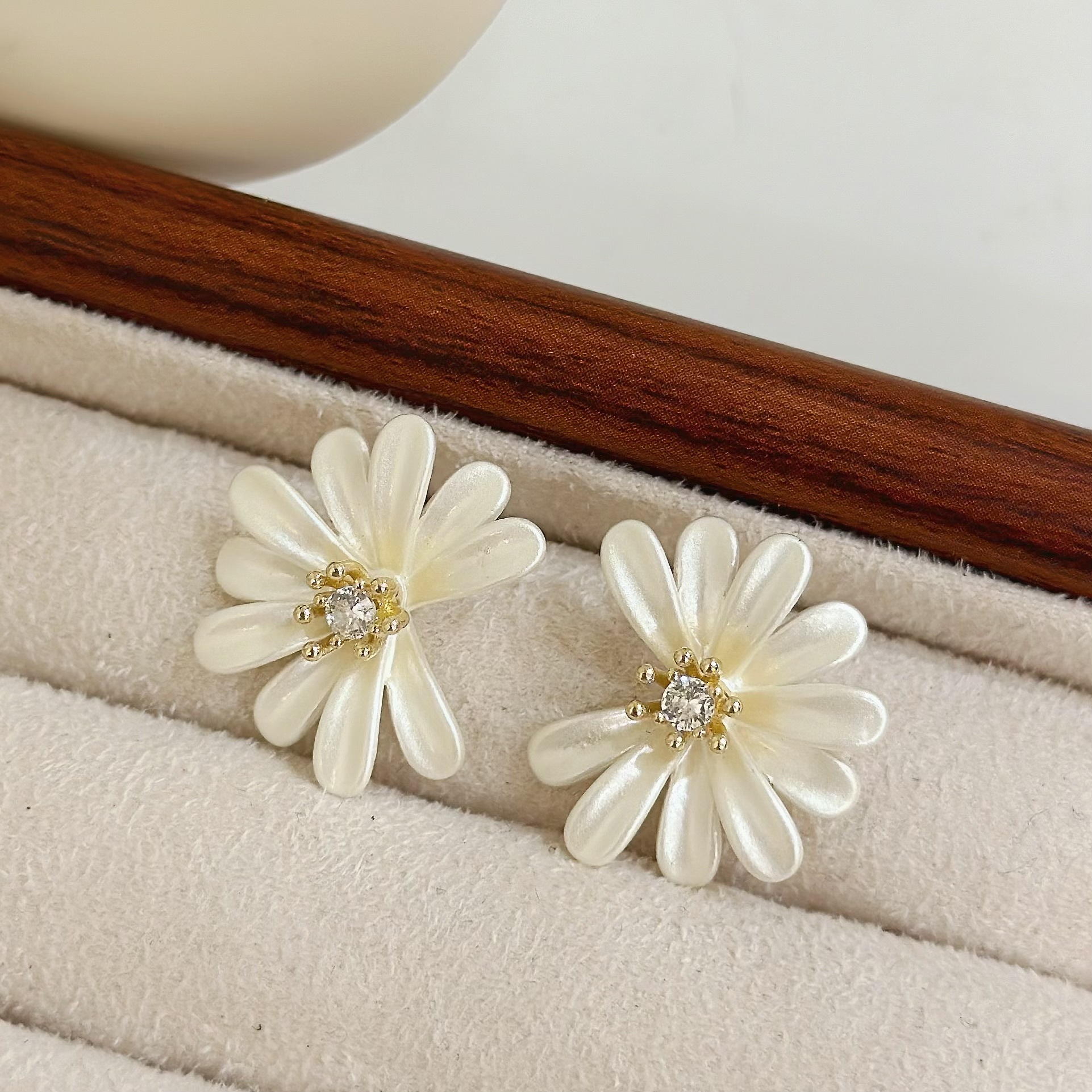 Q112鋯石開口雛菊耳針