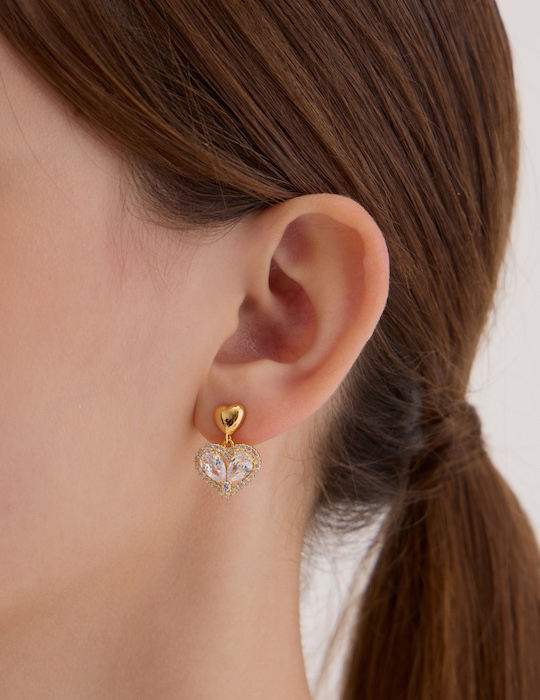 輕奢愛心滿鑽。銀針耳環