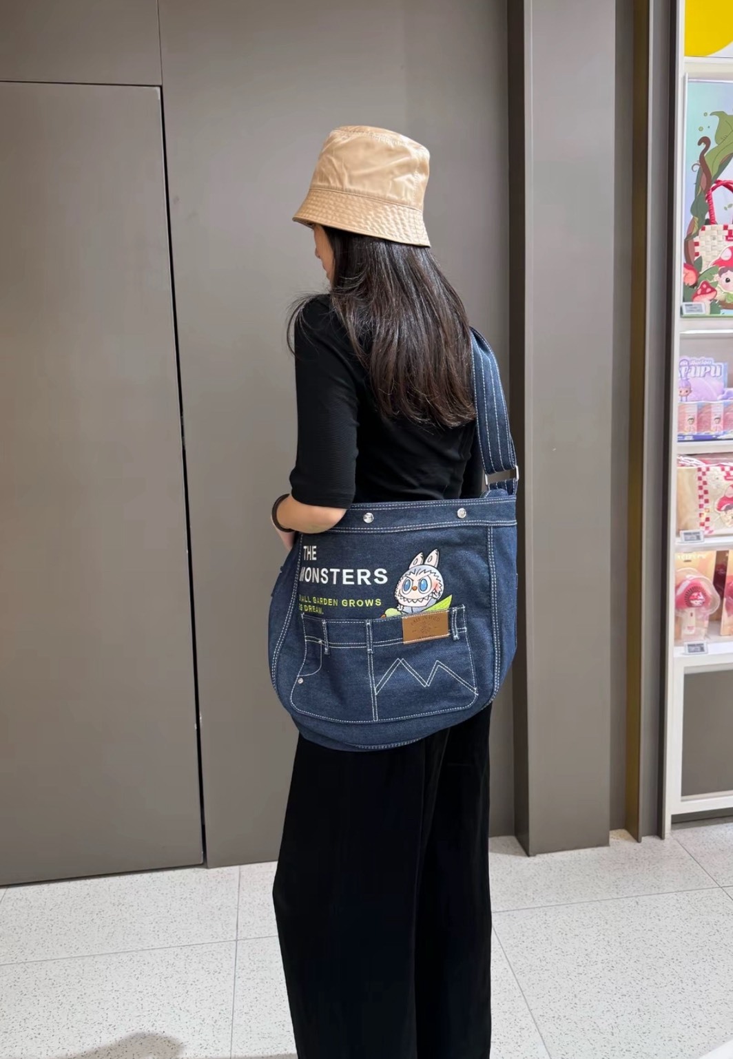 泡泡瑪特 Labubu 春天野在家 牛仔手提包 可愛圖案 單肩斜背 情侶款藍色包包 Aug25