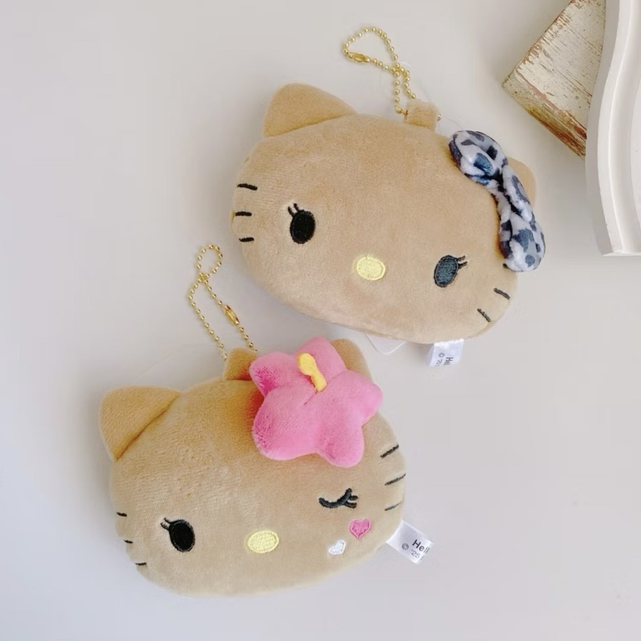 SANRIO 三麗鷗 HELLO KITTY 曬黑 大頭鏡子吊飾 絨毛吊飾 /預購