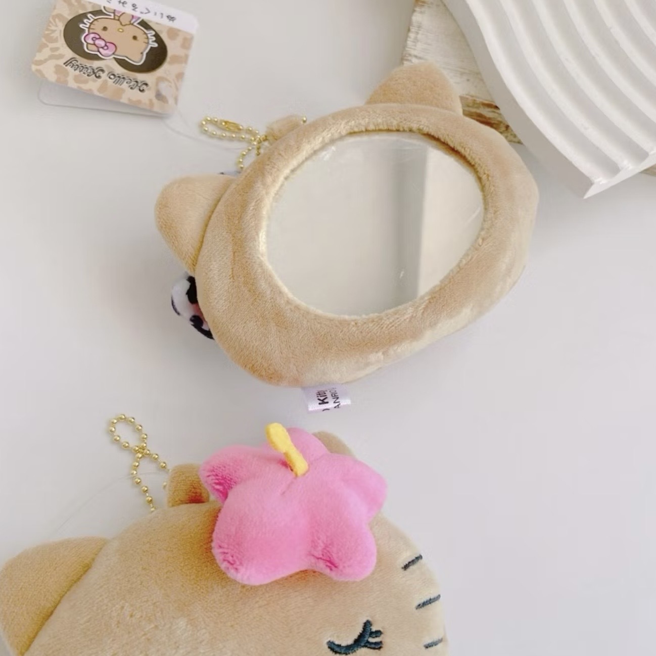 SANRIO 三麗鷗 HELLO KITTY 曬黑 大頭鏡子吊飾 絨毛吊飾 /預購