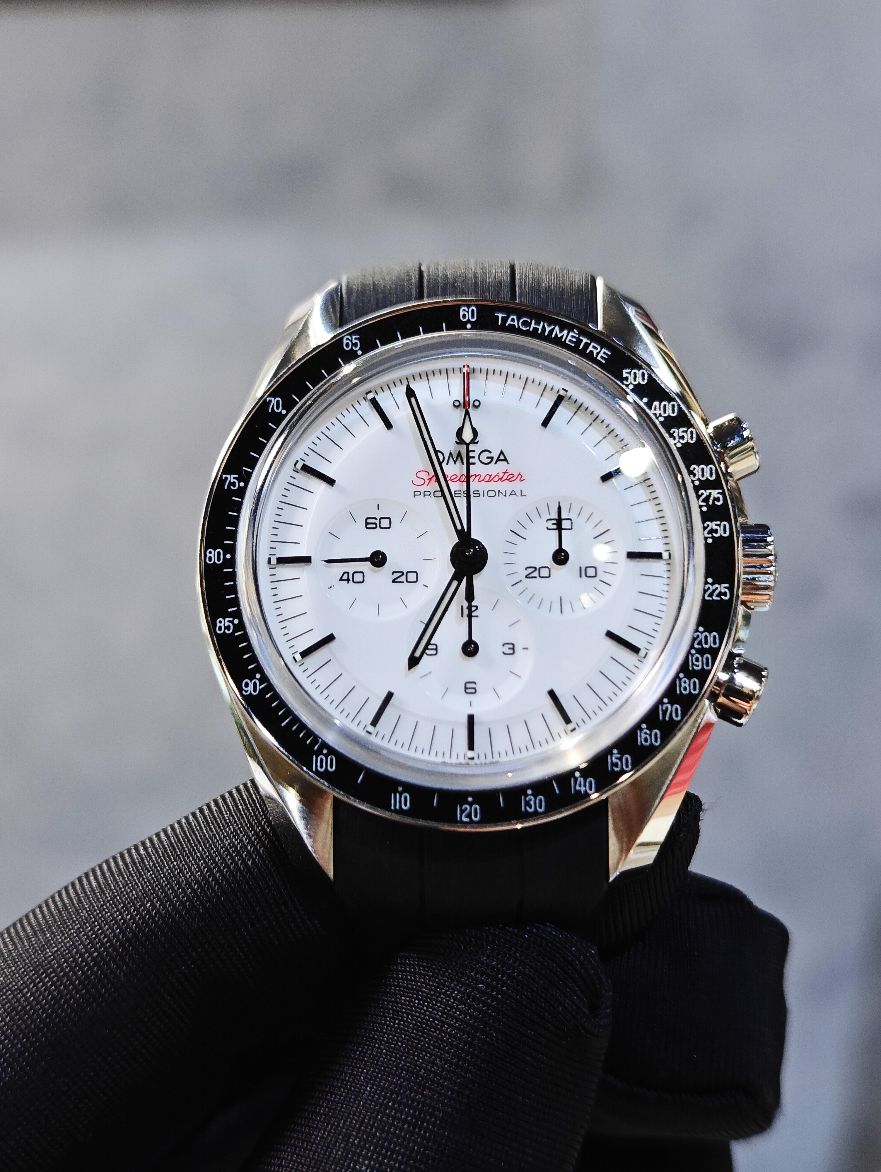 BRAND NEW OMEGA SPEEDMASTER 310.32.42.50.04.001 31032425004001  white Moonwatch Professional 42MM STEEL ON  RUBBER STRAP