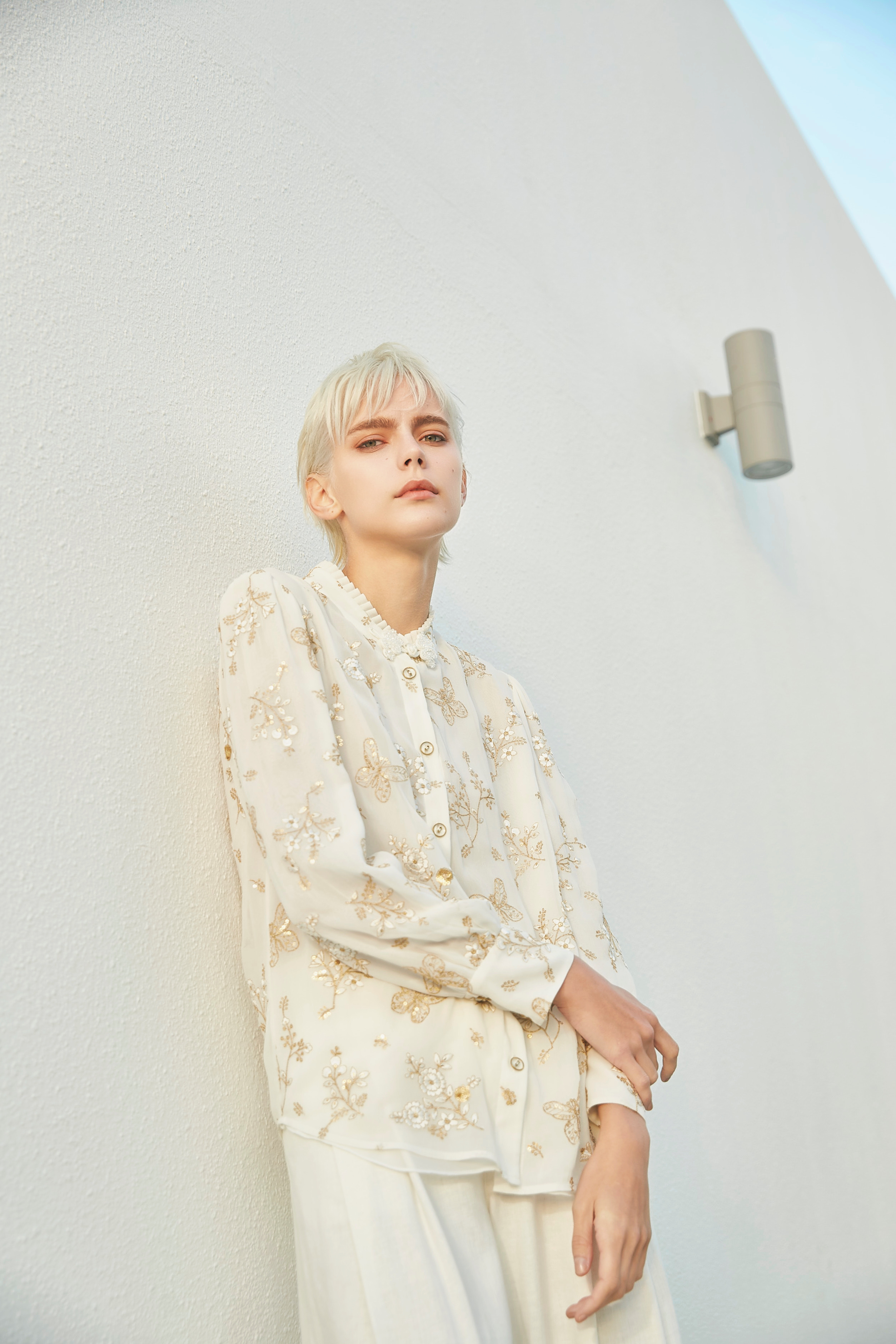 BD10036A1 浮雕花園巴洛克藤蔓金線刺繡玫瑰蝴蝶衫