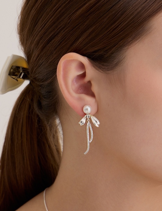 輕霧蝴蝶結珍珠。夾式耳環