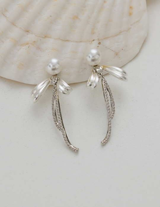 輕霧蝴蝶結珍珠。夾式耳環