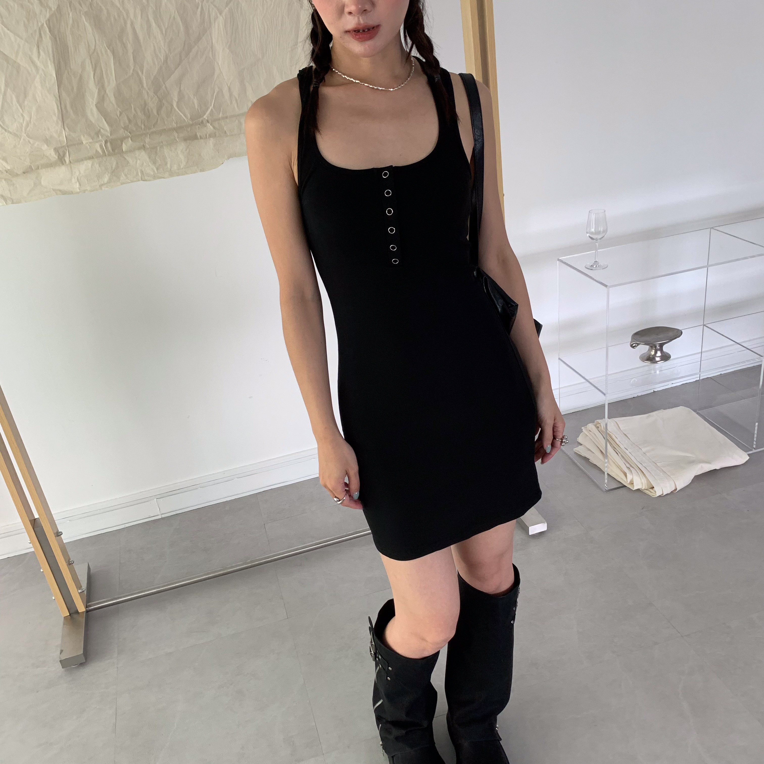 ISA_【ISA MADE】 心動腰臀比 辣妹排釦短洋_57027