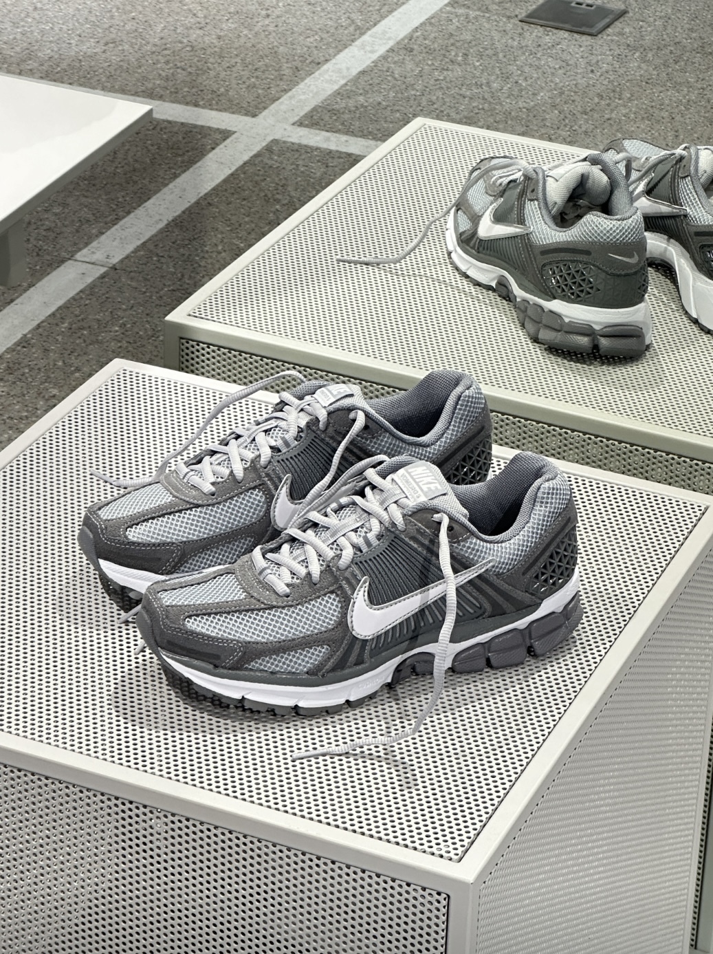 NIKE ZOOM VOMERO 5 鐵灰