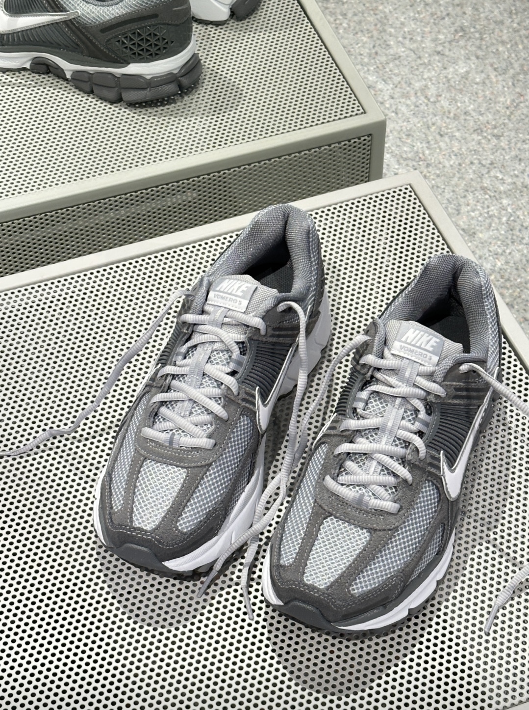 NIKE ZOOM VOMERO 5 鐵灰