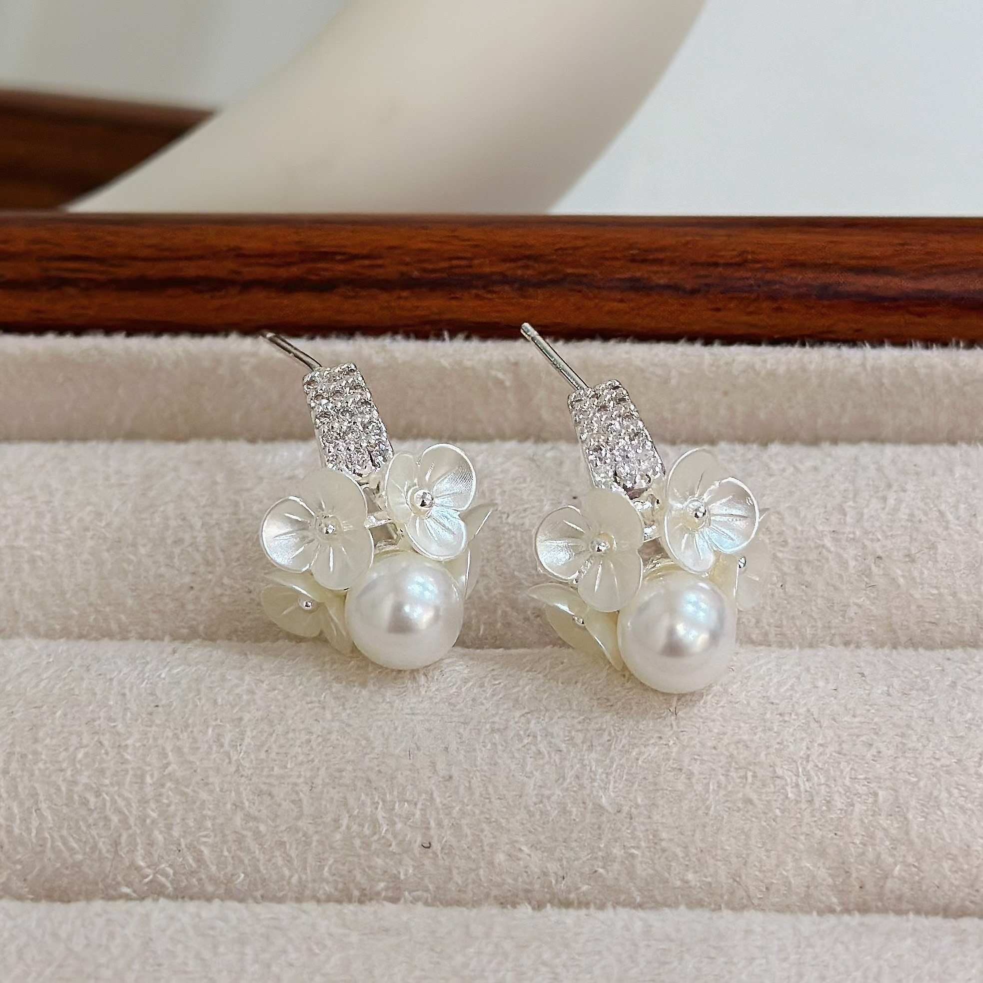 Q149排鑽珍珠花朵c字圈