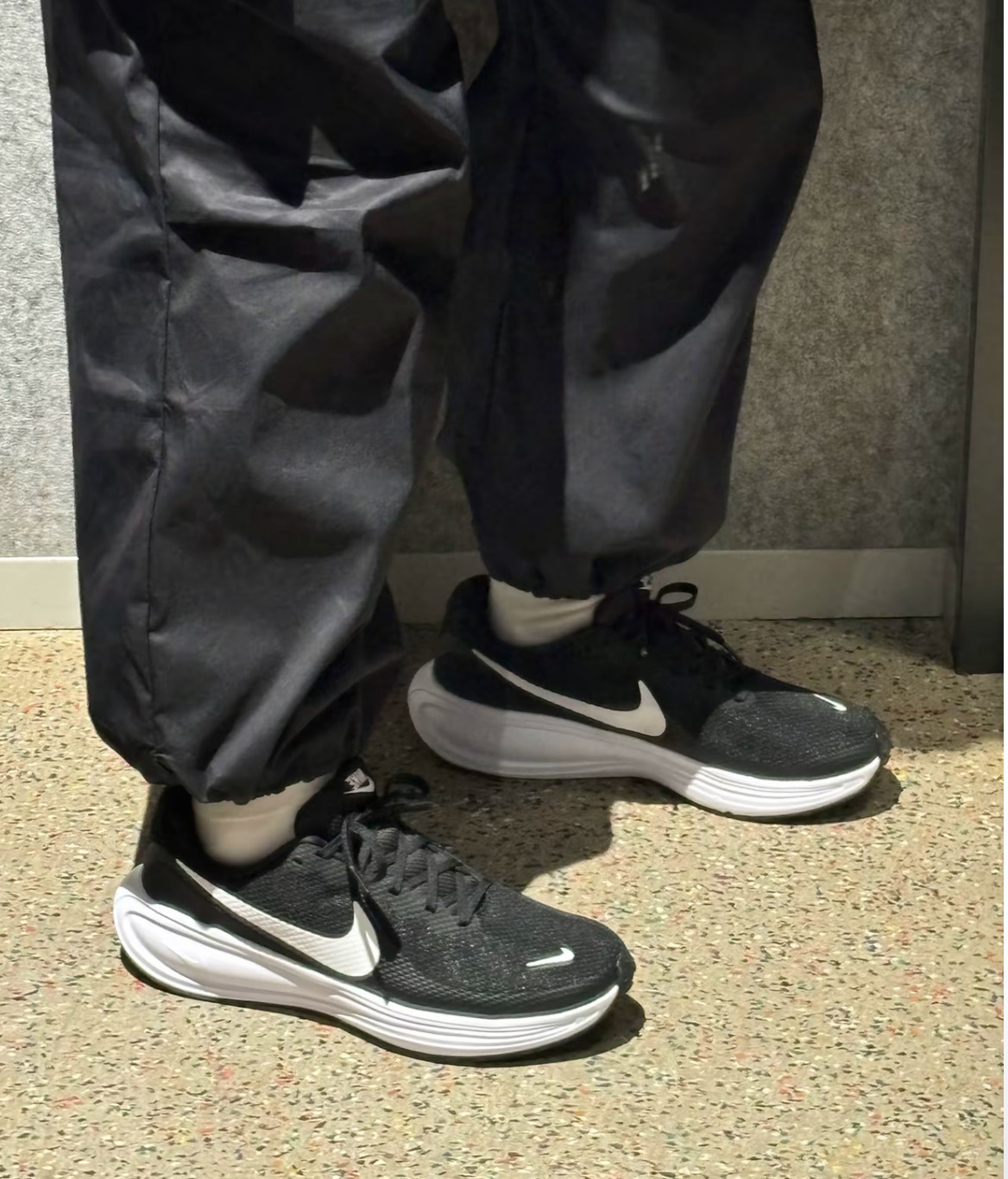 NIKE REVOLUTION 8 黑白