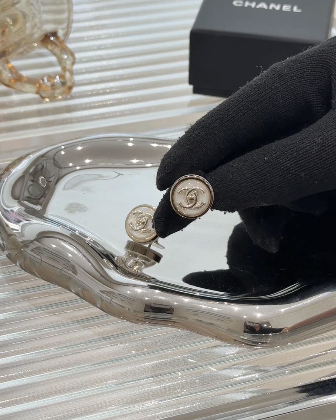 CHANEL｜圓形白色貝母耳環(1.6cm直徑)