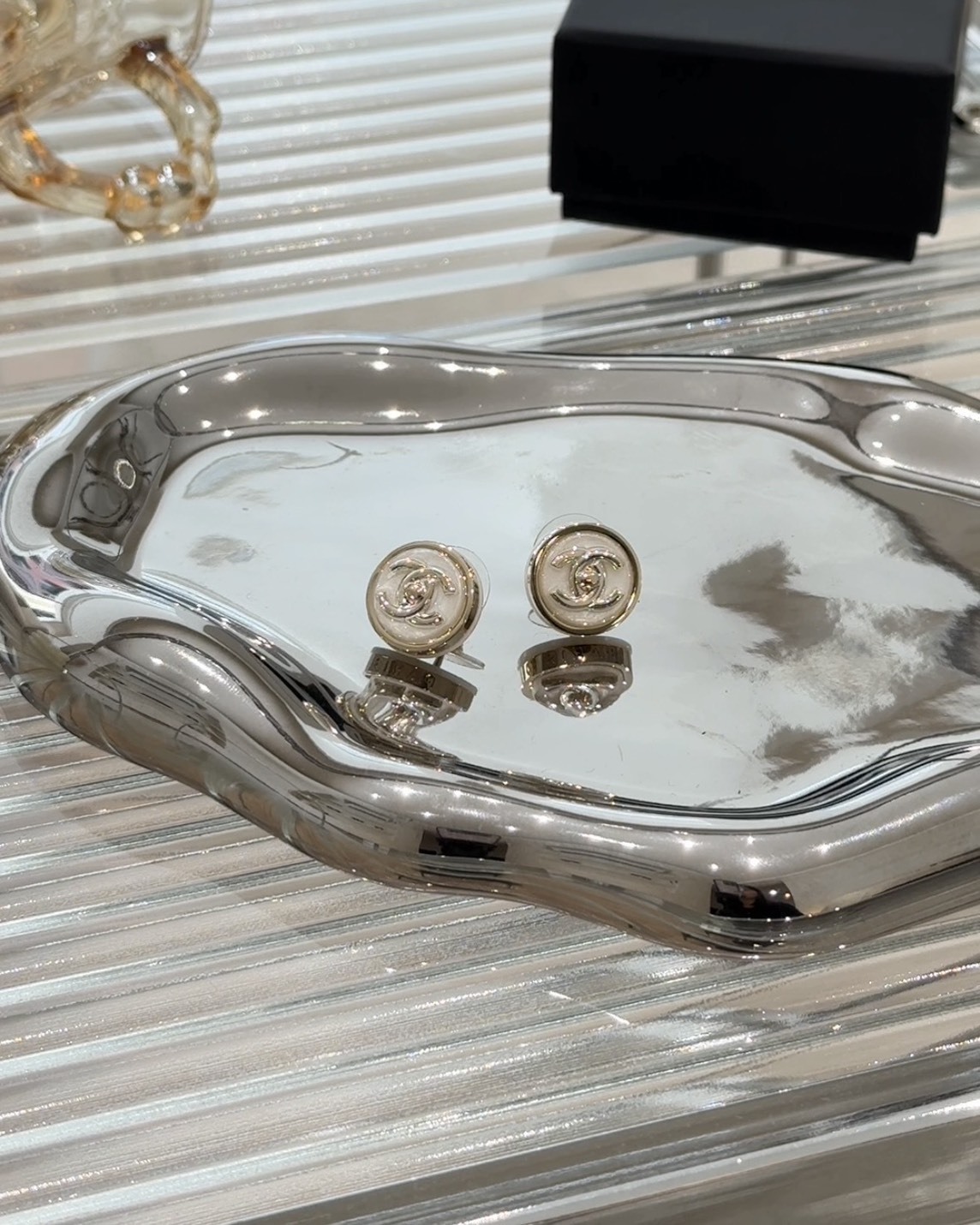 CHANEL｜圓形白色貝母耳環(1.6cm直徑)