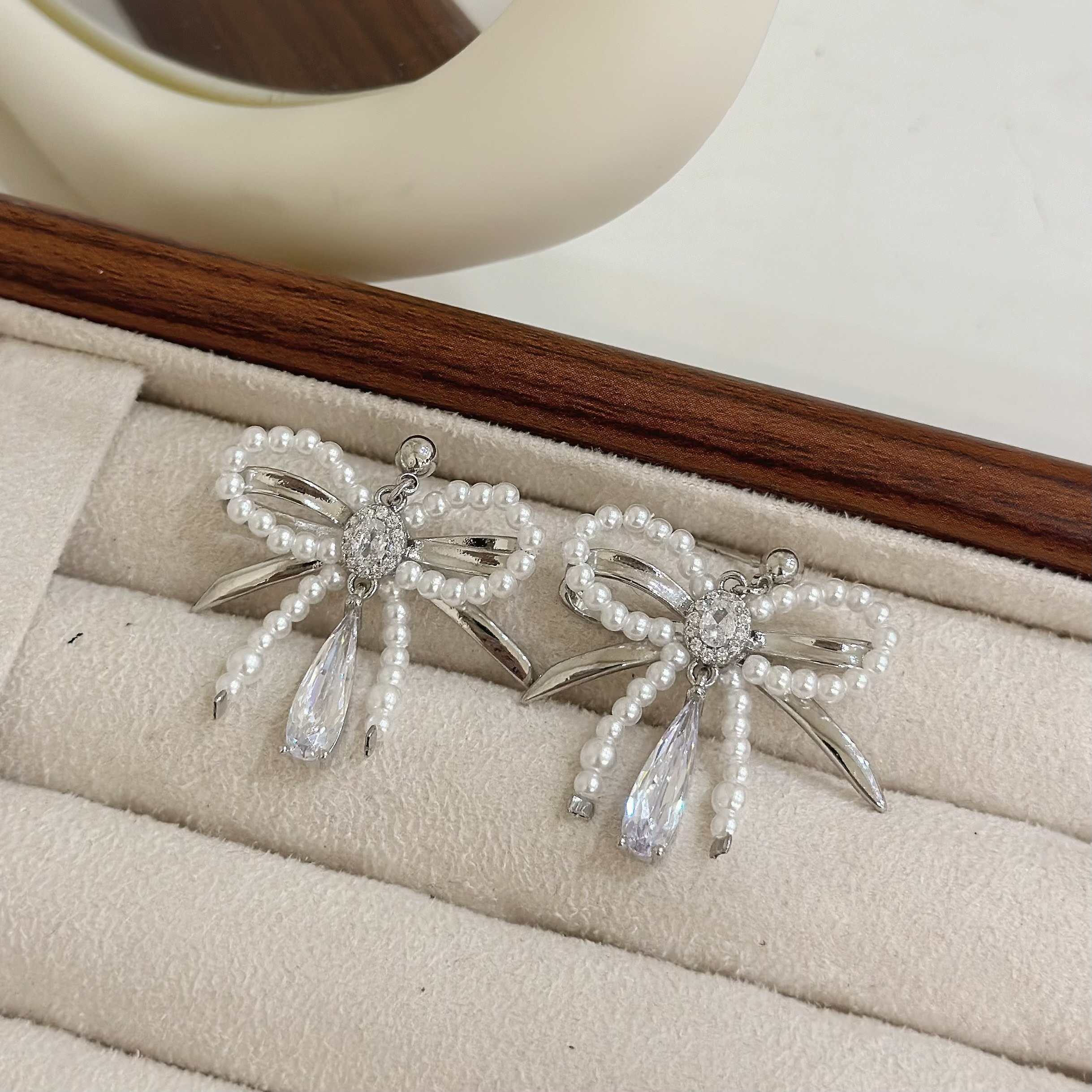 Q142珍珠排鑽大款蝴蝶結垂吊