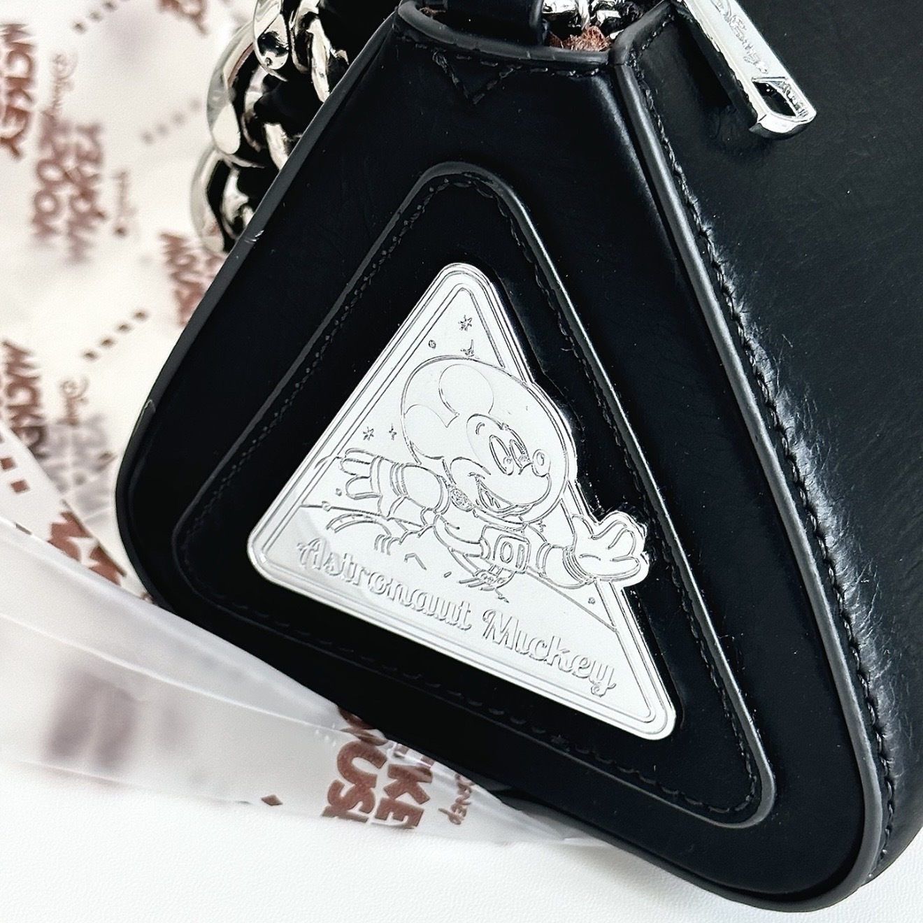 DISNEY 迪士尼 米奇 鐵牌 皮革 三角包 單肩包 斜背包 /現貨+預購