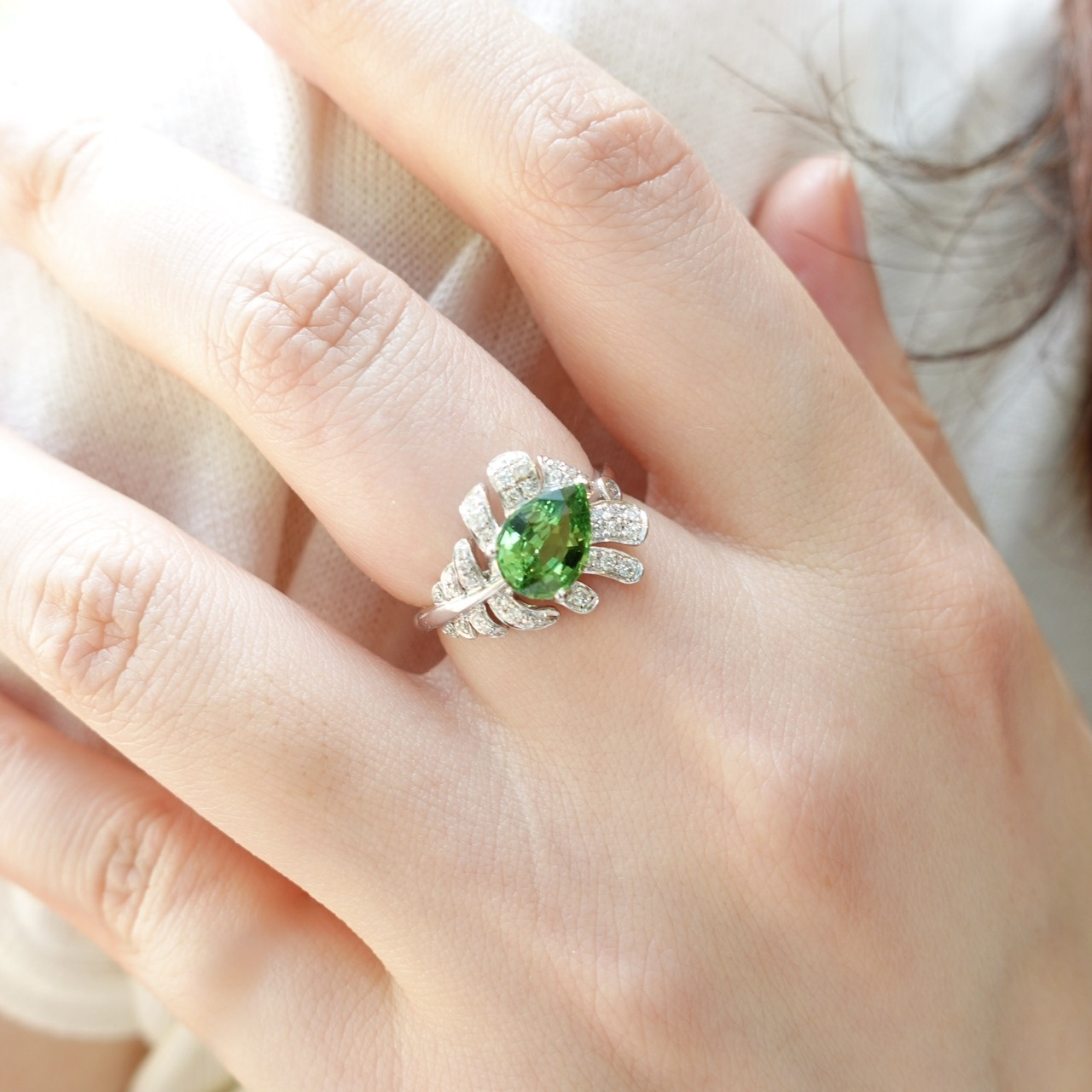 18K金沙弗萊石鑽石戒指 (帶寶石鑑定證書)