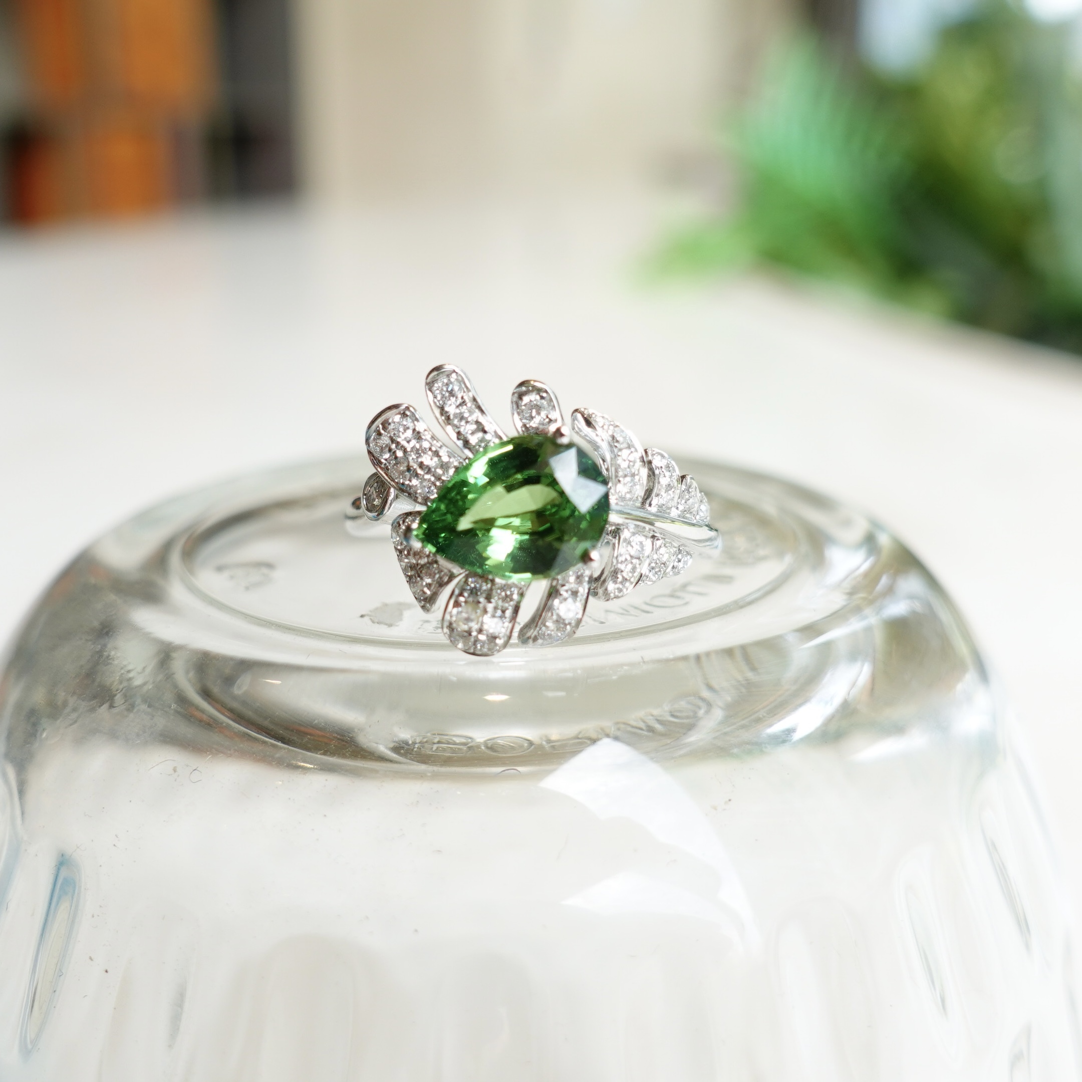 18K金沙弗萊石鑽石戒指 (帶寶石鑑定證書)