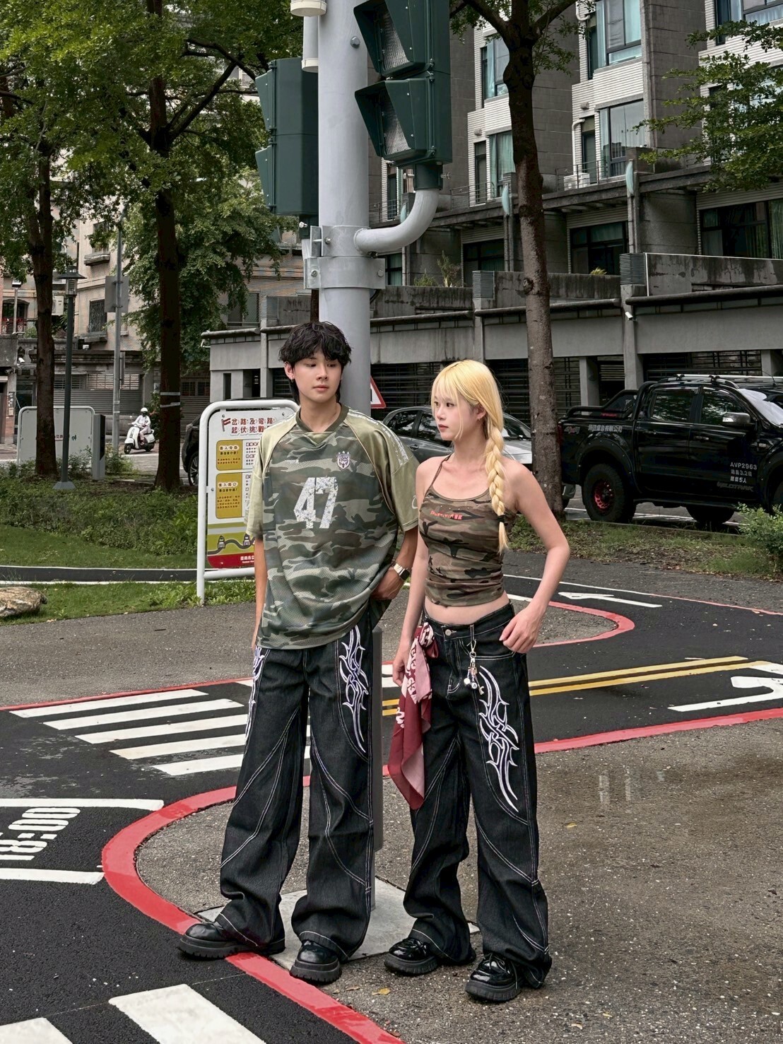 美式刺繡結構車線 闊腿單寧牛仔褲