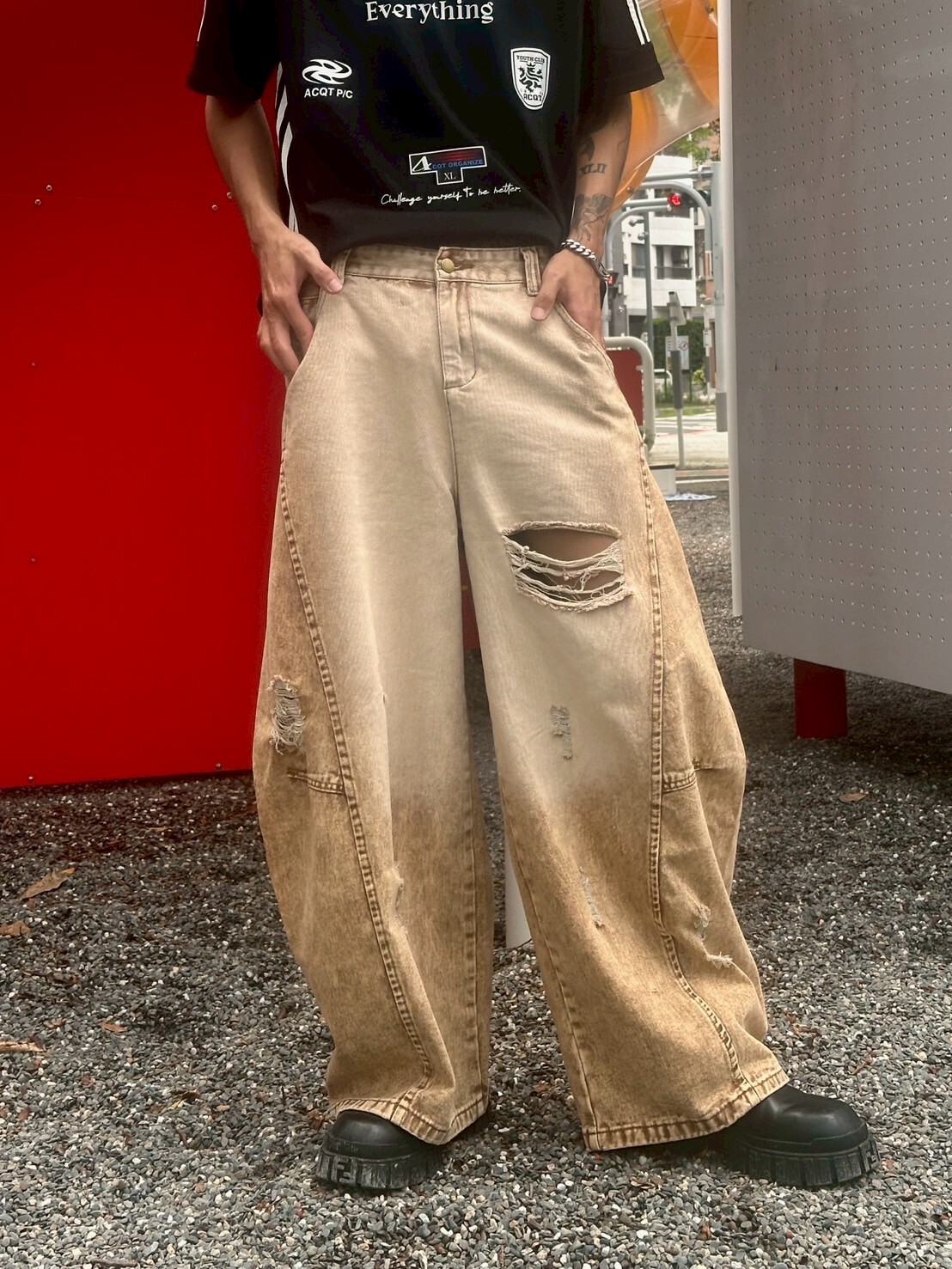 來點特殊色 刷破水洗 髒髒彎刀褲