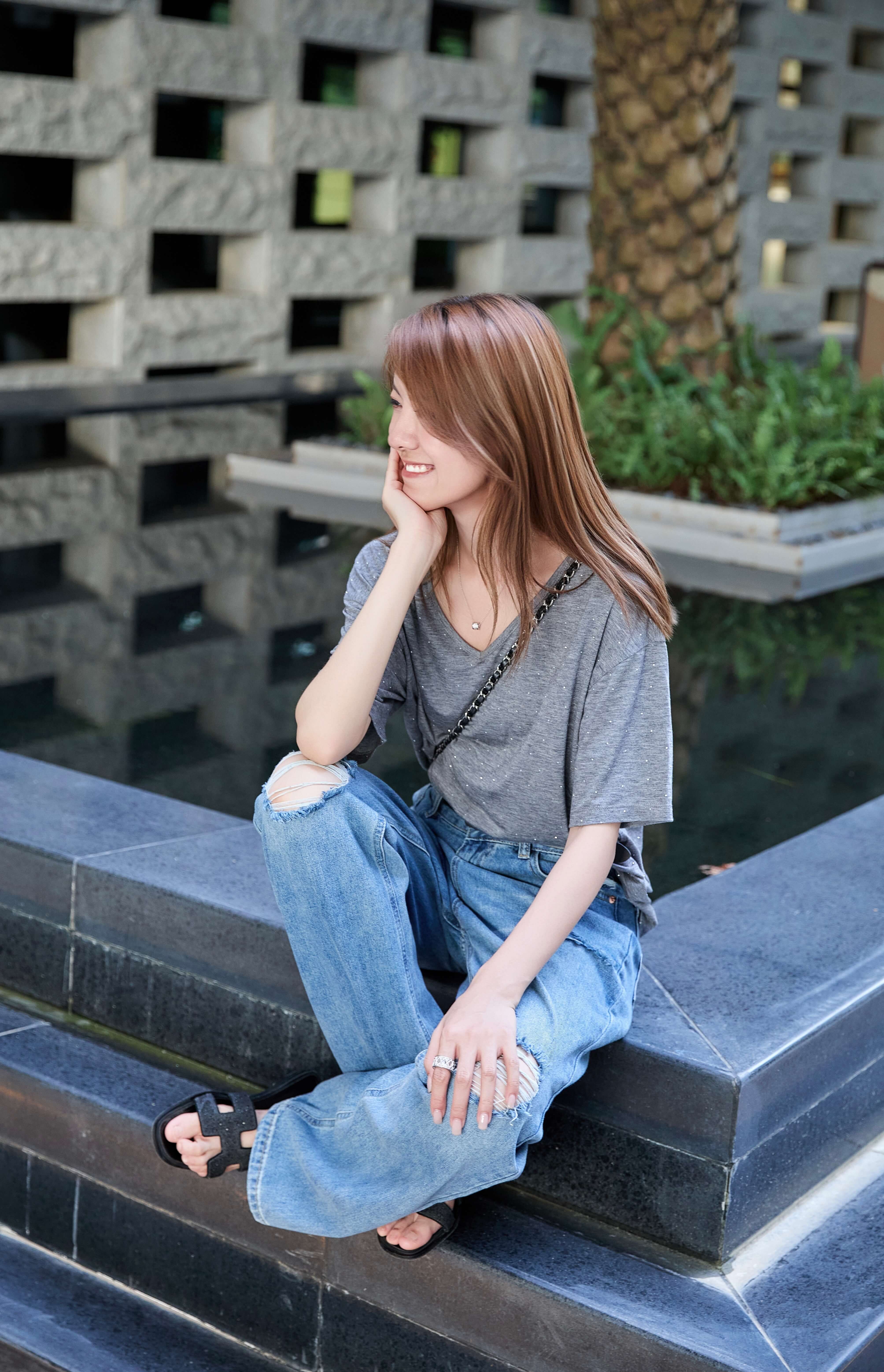 Crystal-Embellished V-Neck Oversized Tee_TP257L16