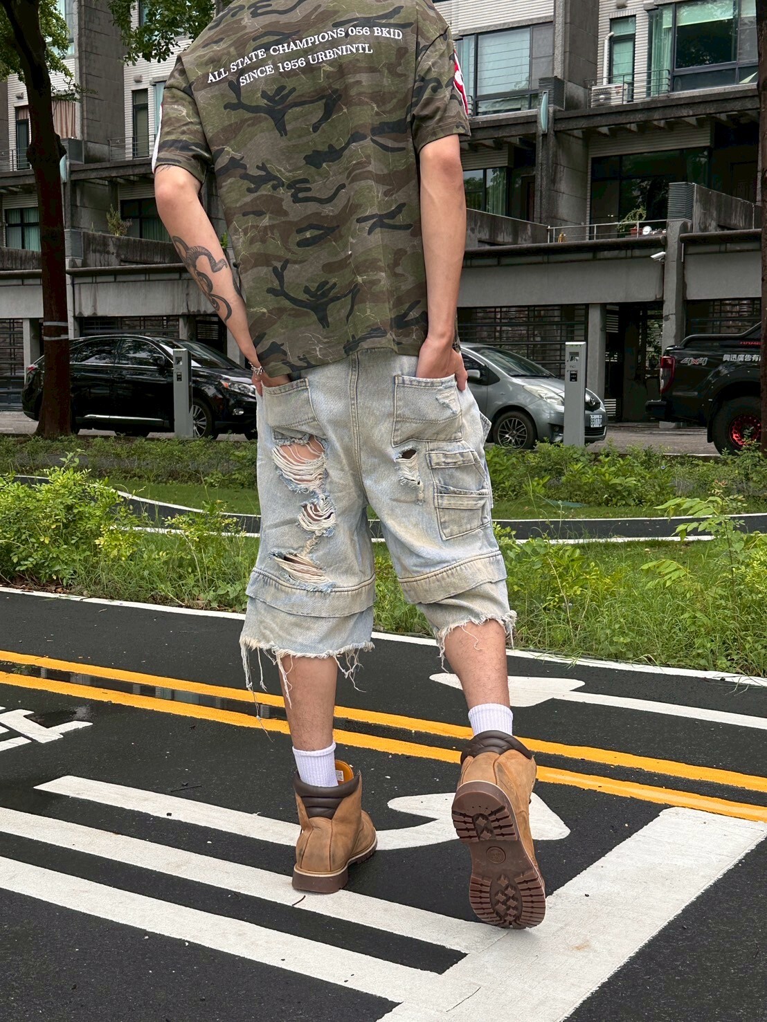 Justin bieber 疊穿雙褲頭刷破七分褲