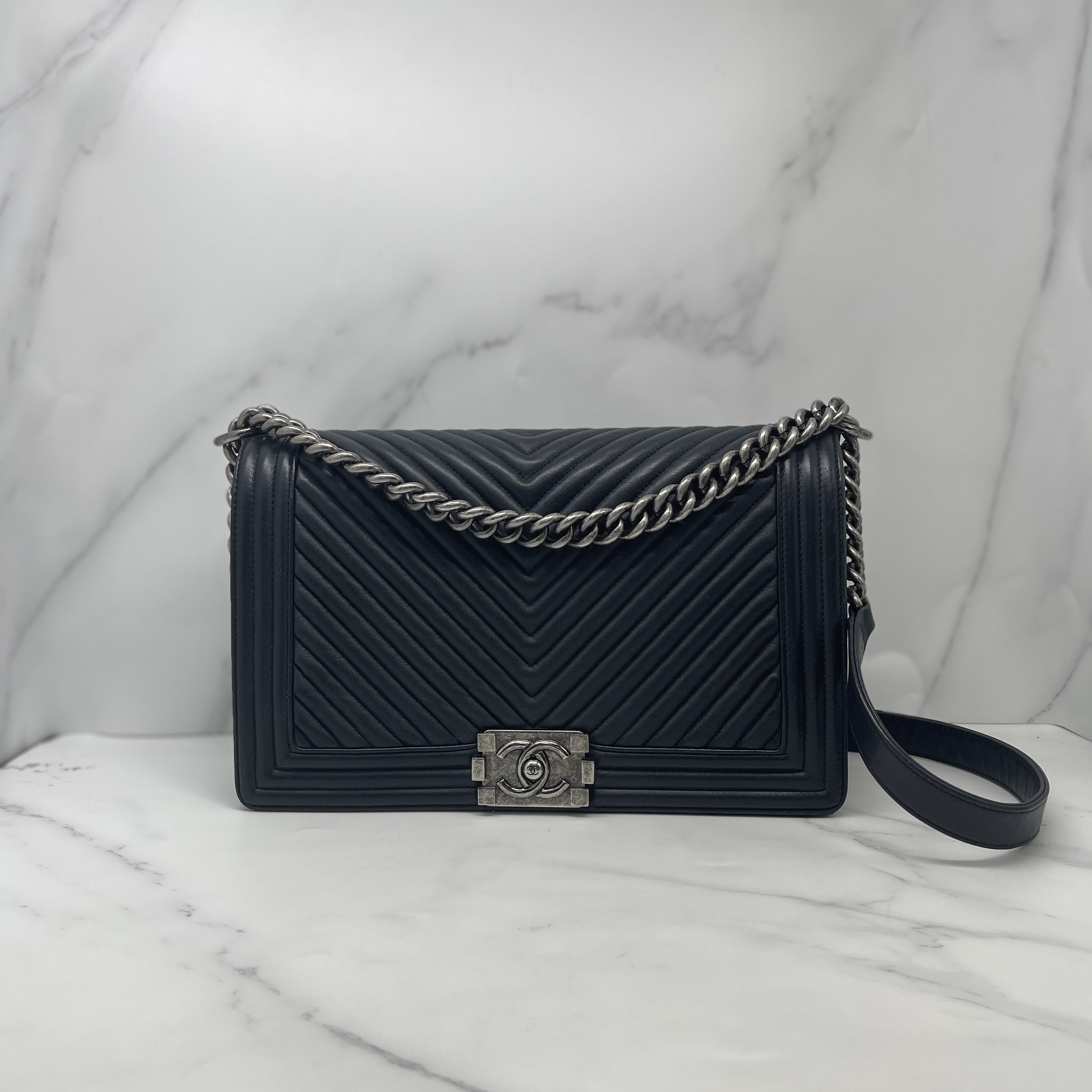 Chanel Boy 28（深海軍藍近黑）