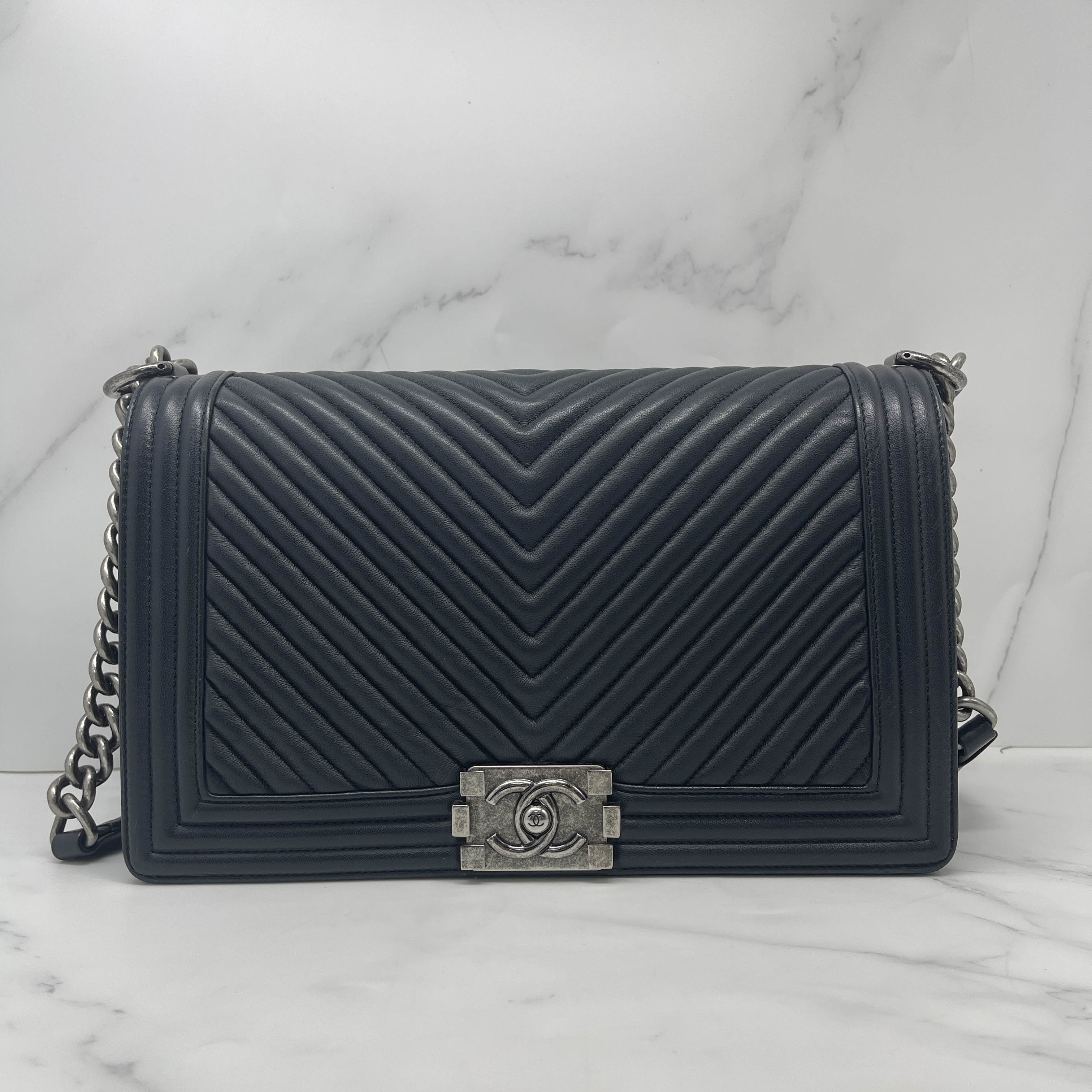 Chanel Boy 28（深海軍藍近黑）