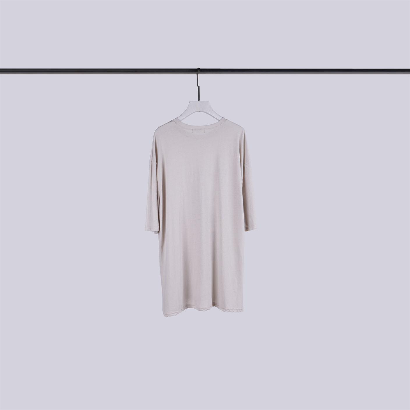 側開衩光影英字長版T | 淡奶茶