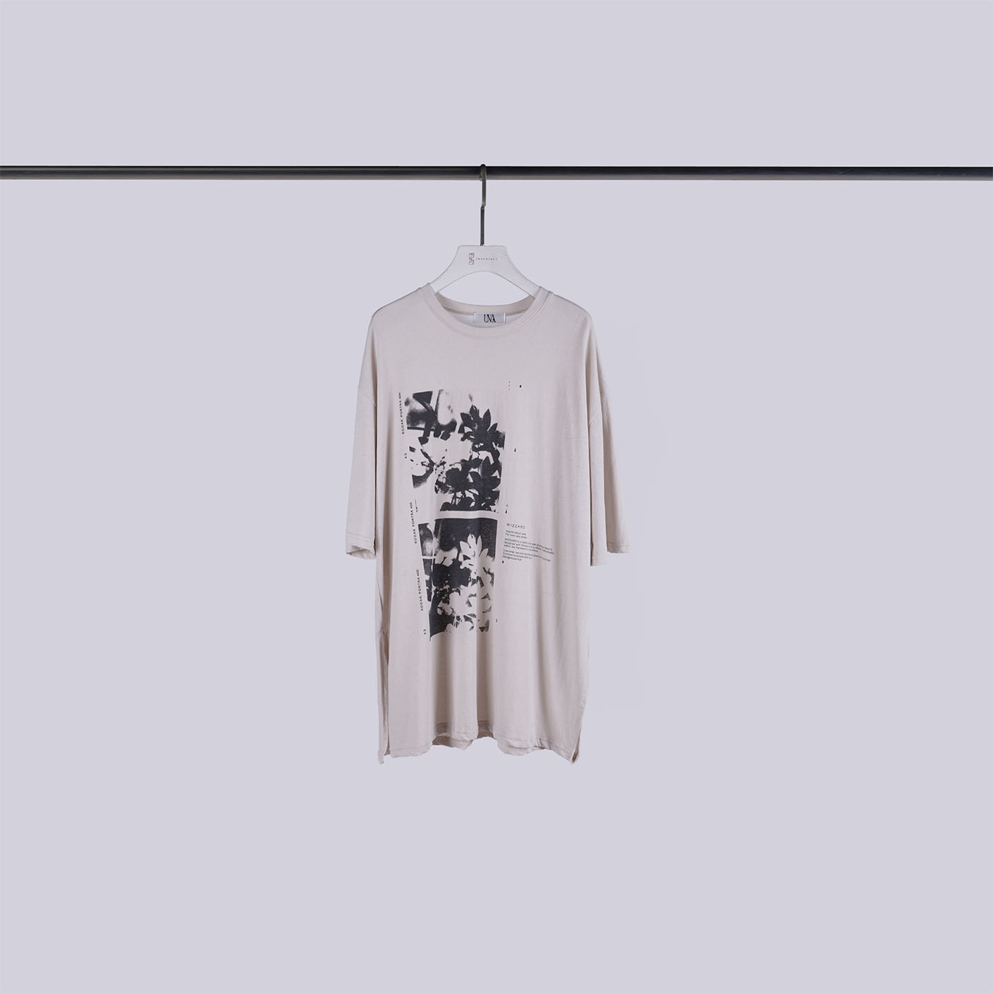 側開衩光影英字長版T | 淡奶茶