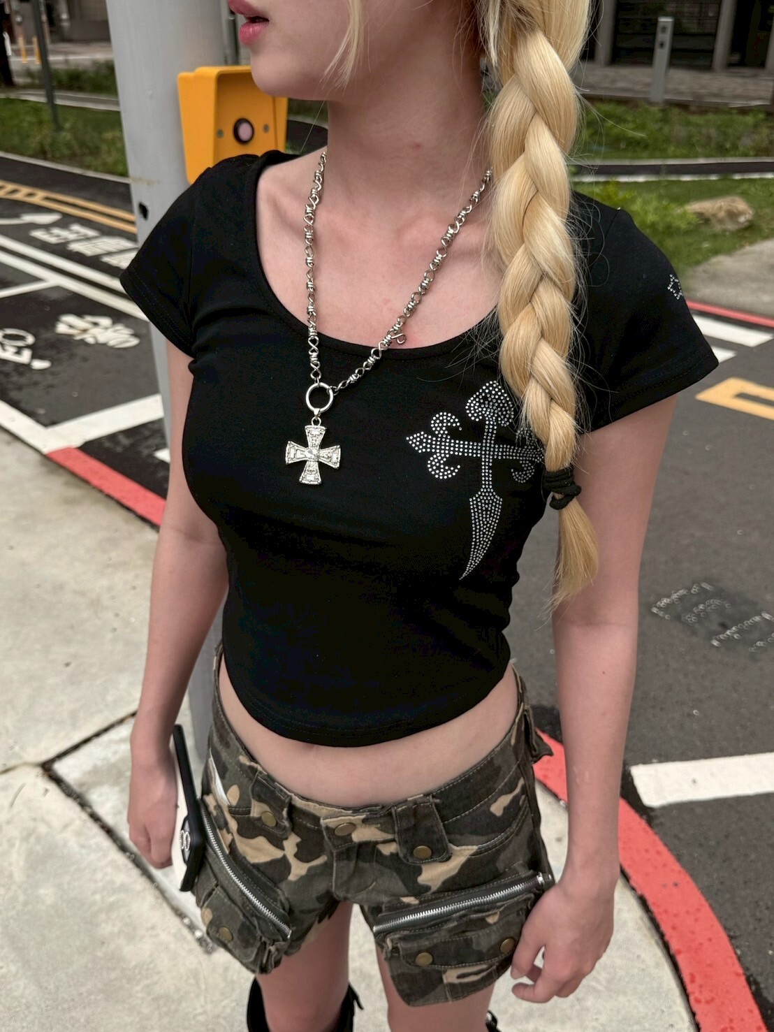 千禧那味🤟🏻 十字燙鑽修身短踢 2colors