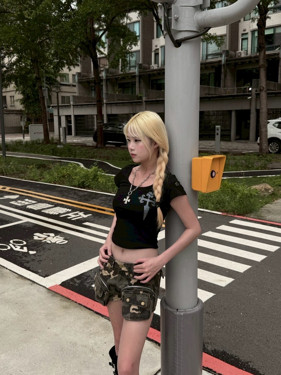 千禧那味🤟🏻 十字燙鑽修身短踢 2colors