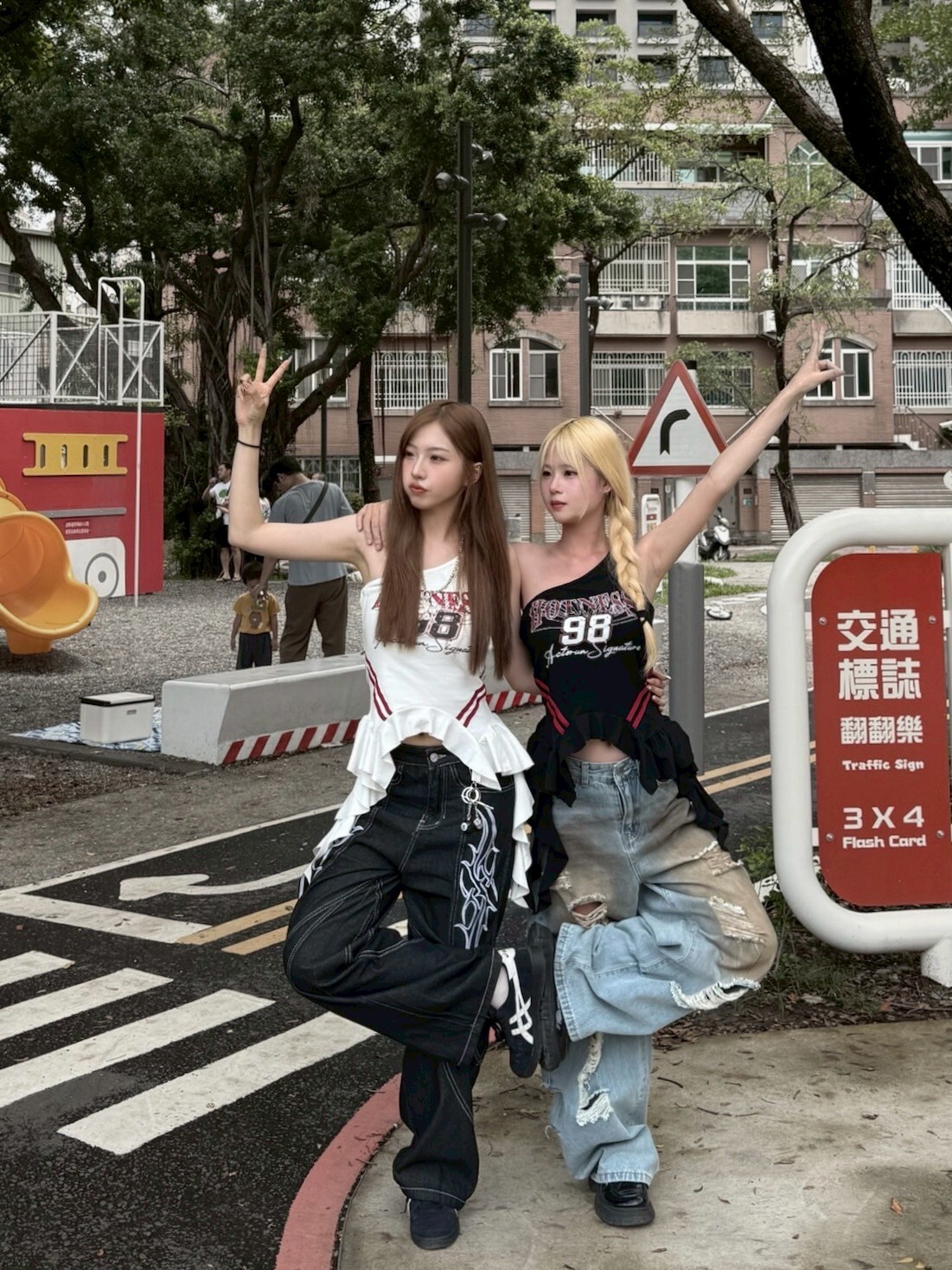 美式女孩🇺🇸不規則飄帶斜肩上衣2colors