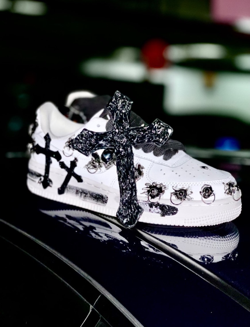 【訂製鞋款】NIKE AIR FORCE 1 AF1 暗黑骷髏 骷髏 暗黑系 十字架 重金屬 哥德式 DH2920-111(TeamY-女款骷髏黑白)