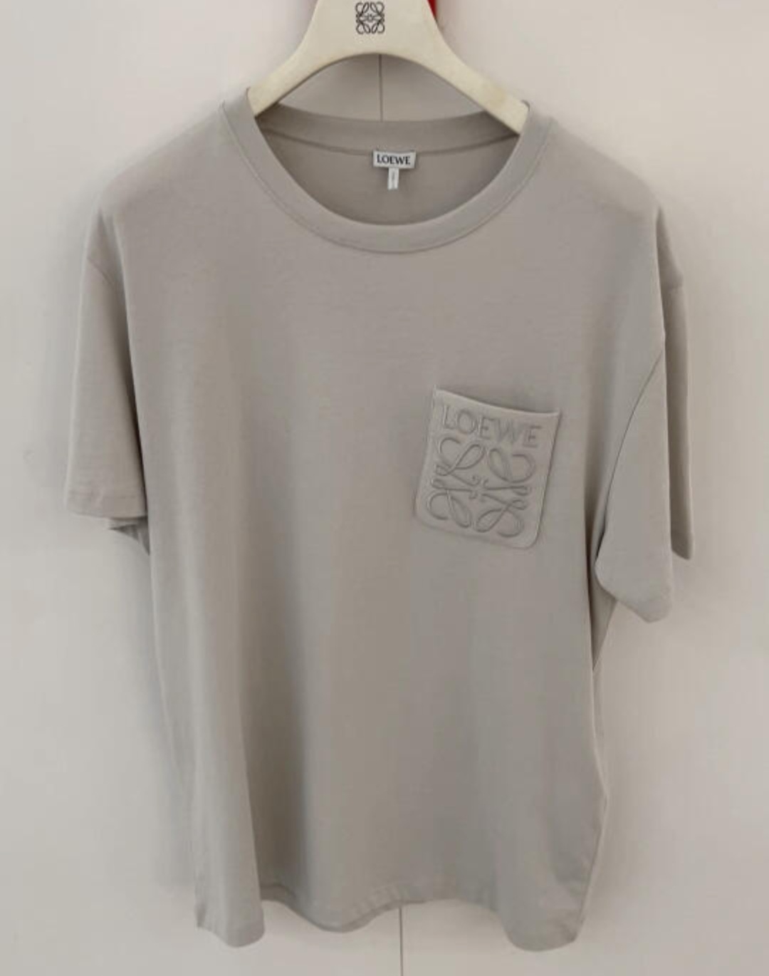 LOEWE 灰色刺繡Logo 口袋Tee