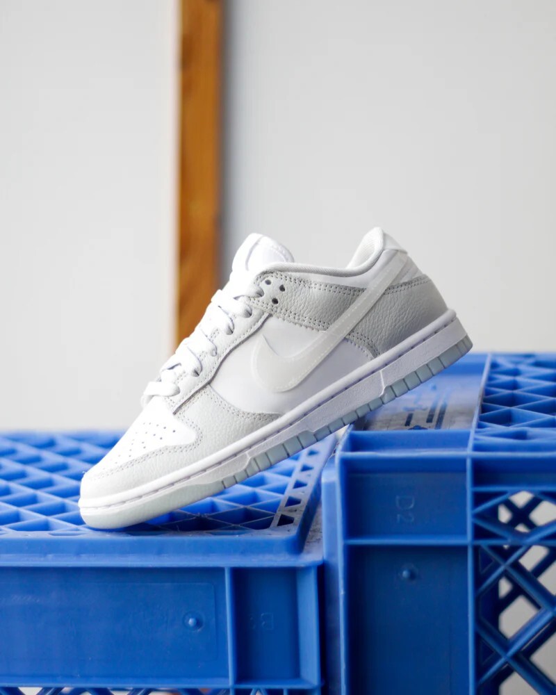 【逢甲FUZZY】W Nike Dunk Low "Iridescent Swoosh" 灰白 雷射勾 HJ5787-001