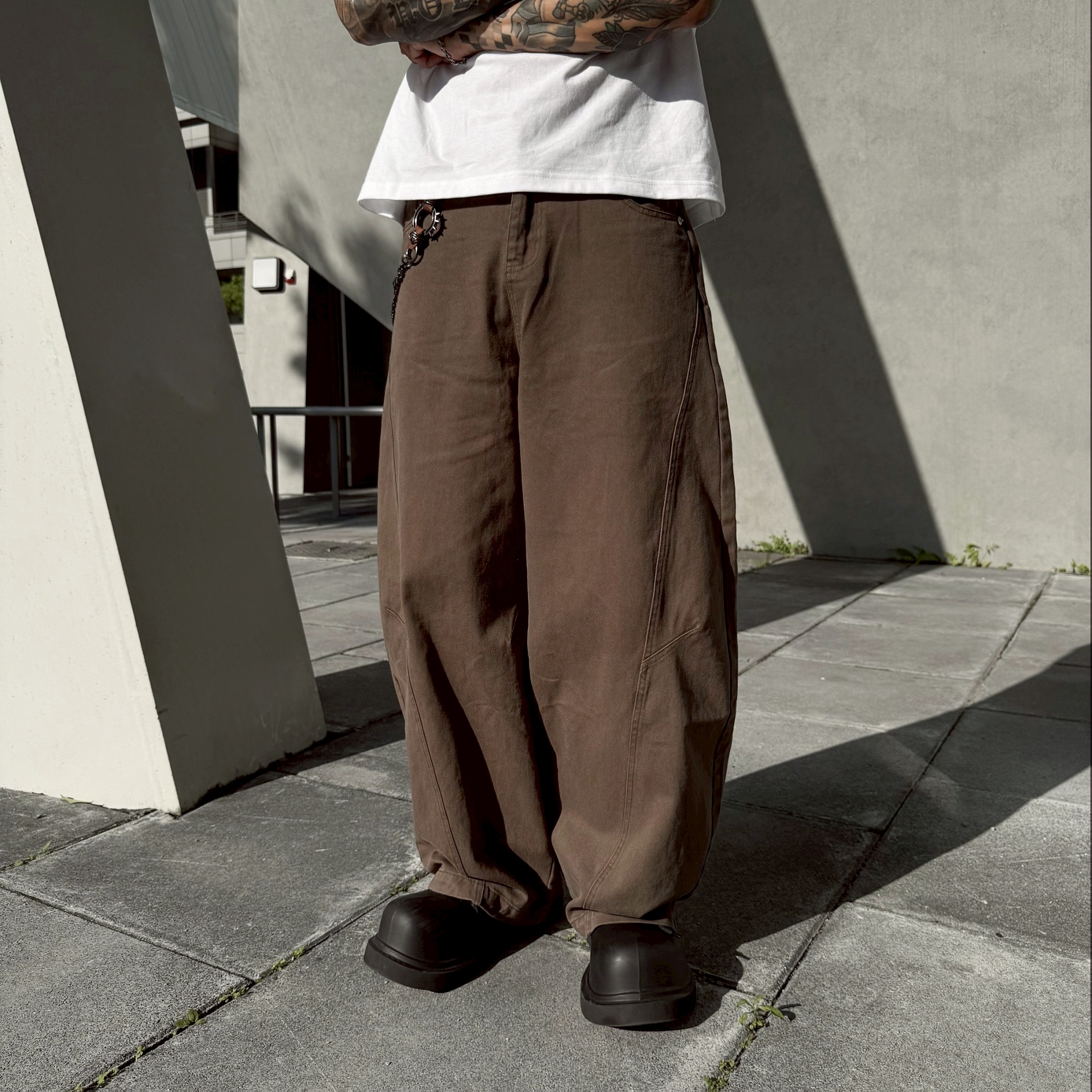 街頭重機感 彎刀剪裁寬褲