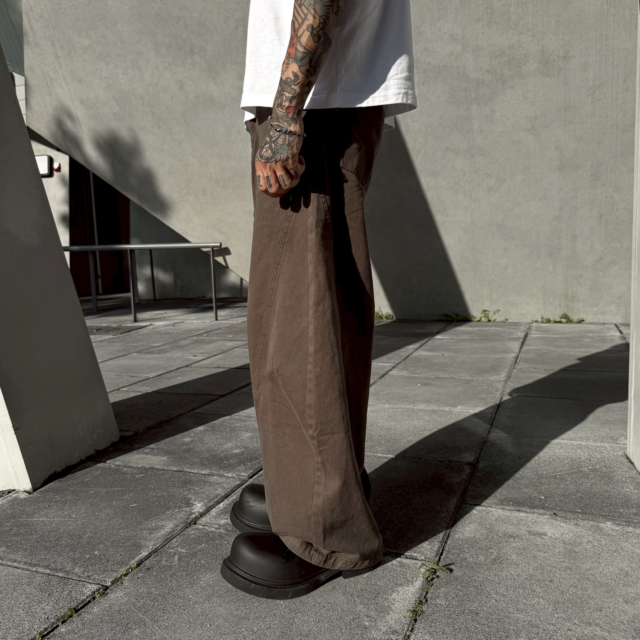 街頭重機感 彎刀剪裁寬褲