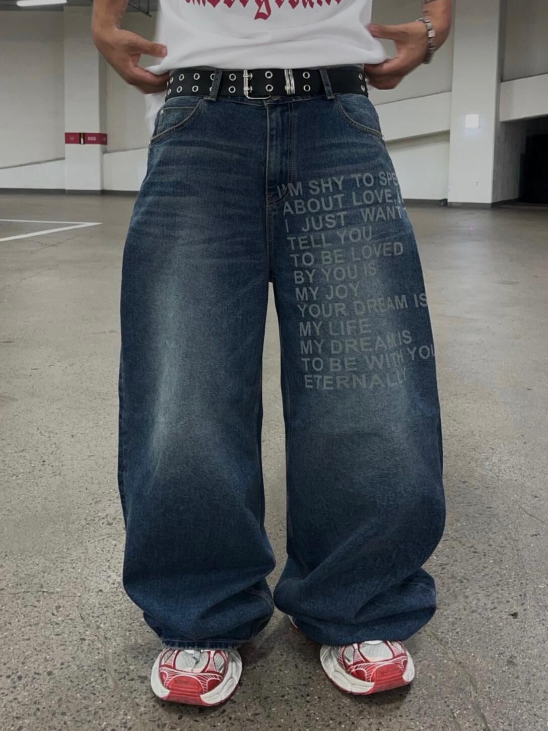 英文字洗水鬆身牛仔褲 WELL DONE-165P