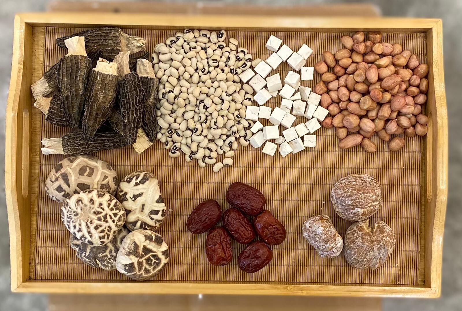 羊肚菌花生眉豆茯苓湯