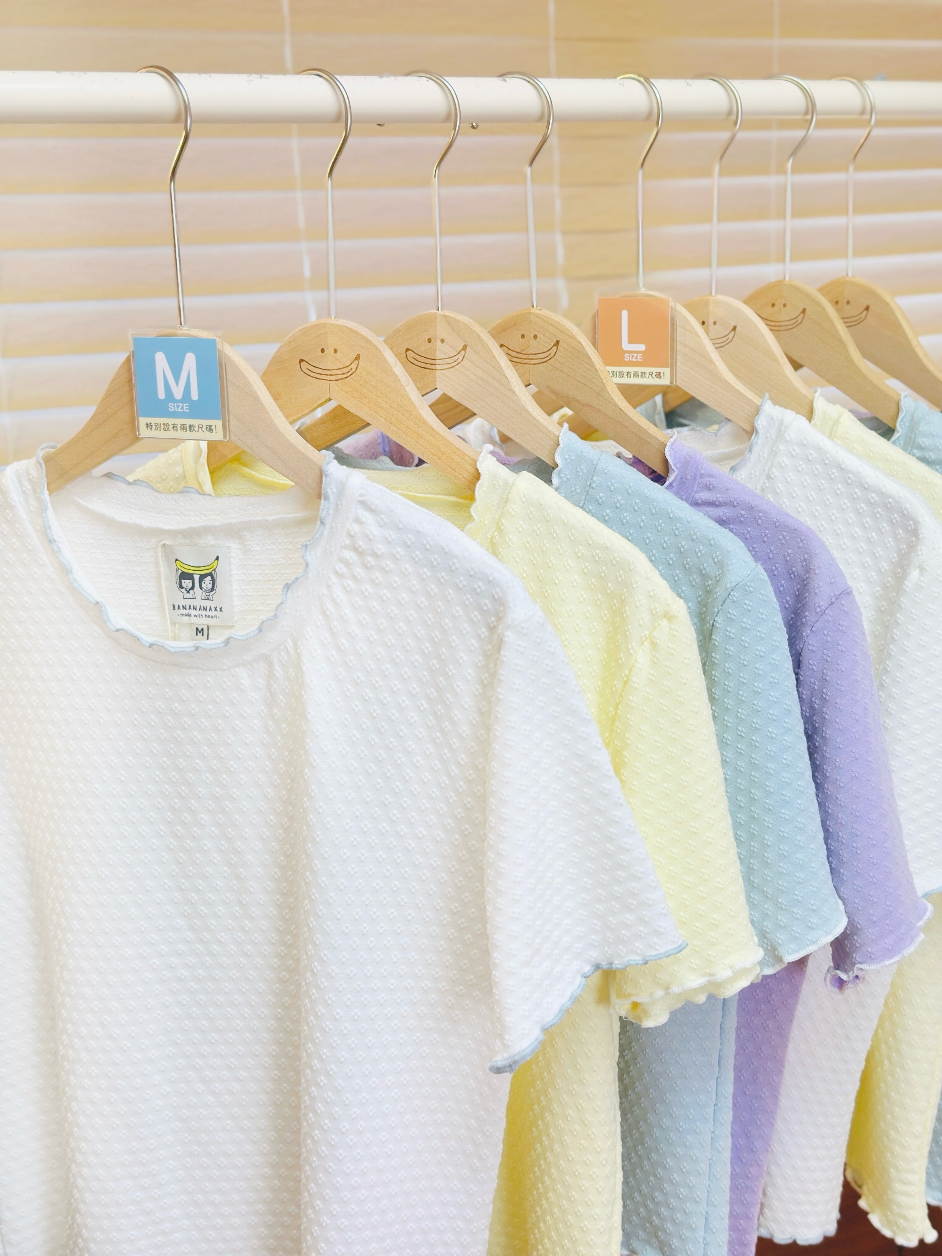 【新色】四色 / 質感四葉草滾邊上衣 / Lucky Clover Pattern Ruffle Tee