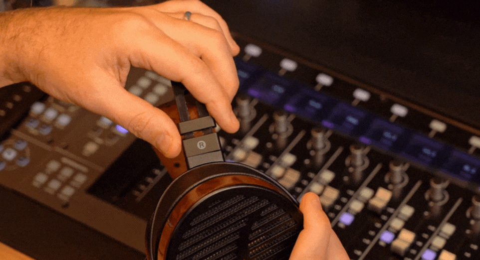 fosi audio 開放式頭戴耳機有高強度記憶金屬頭梁,輕盈有彈性,減少頭部壓力,讓配戴更舒適