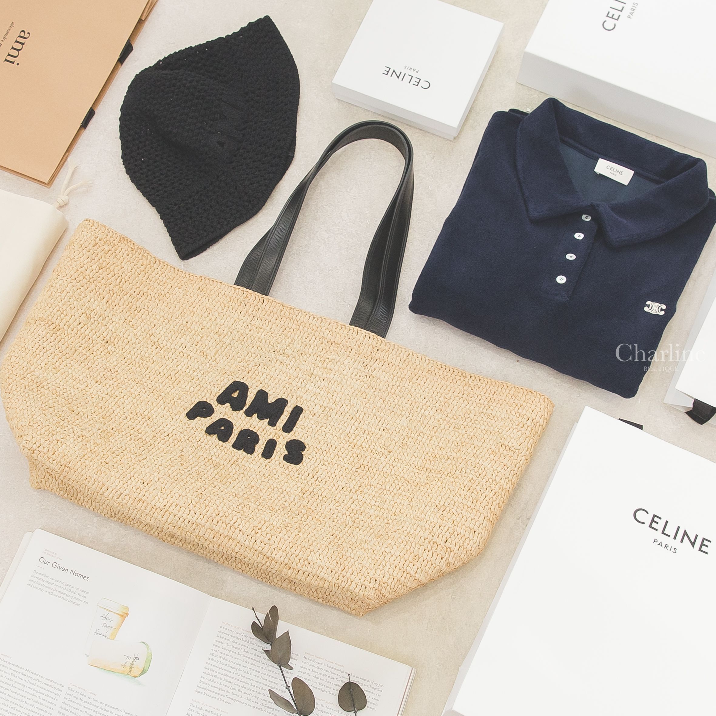 Celine 海軍藍奶油白刺繡凱旋門毛巾布棉質Polo領短袖洋裝,Ami Paris 自然色黑色編織立體字母黑色皮革提把手提肩背草編包,Ami Paris 黑色字母棉質編織鐘形漁夫帽-Charline Boutique 精品代購