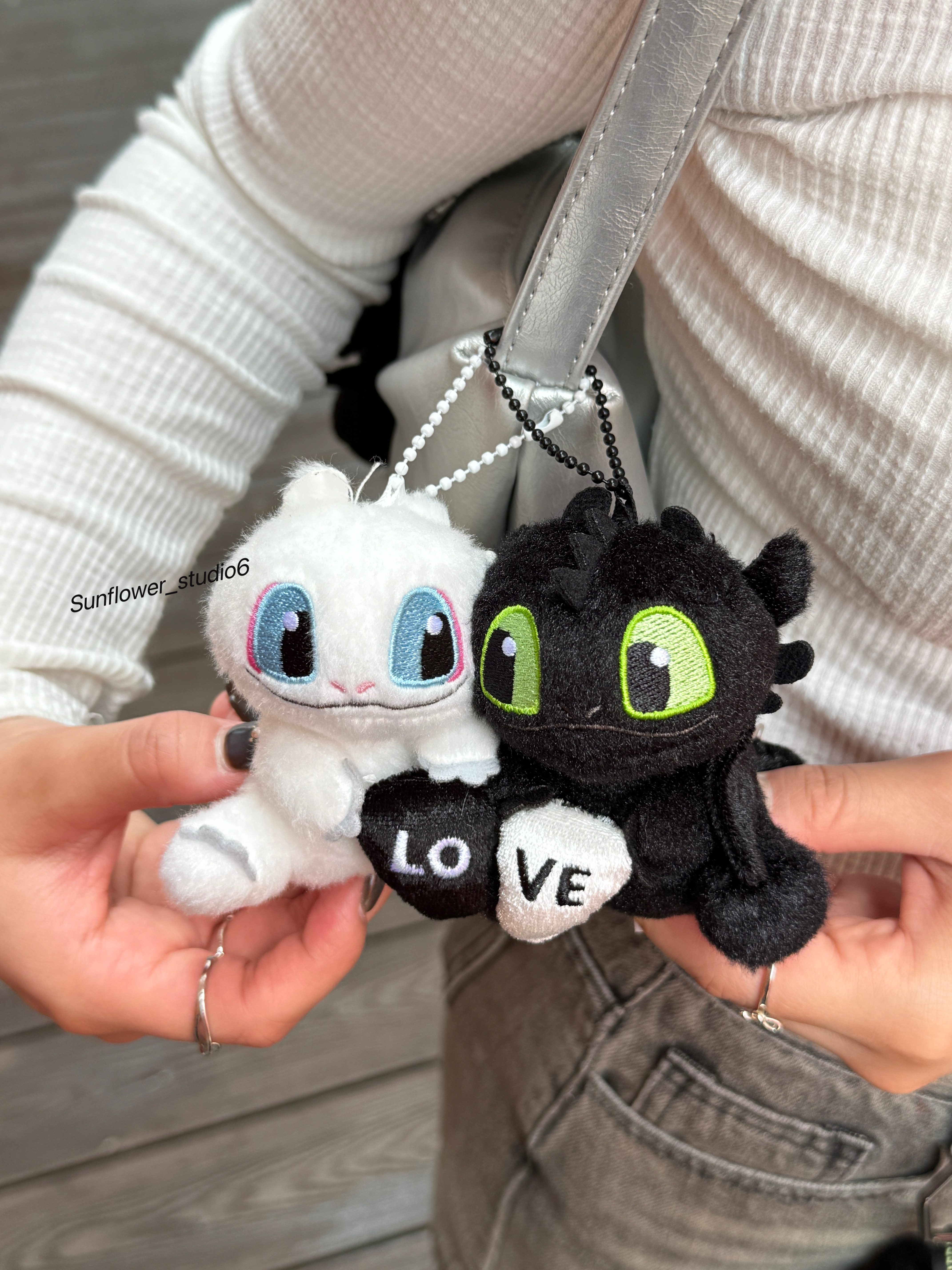 馴龍高手 環球正版授權 夜煞 光煞 告白貼貼毛絨吊飾 磁吸設計 毛絨鑰匙圈 吊飾(任買兩件7-11免運)/現貨  下單1個就是圖片中的一對！！