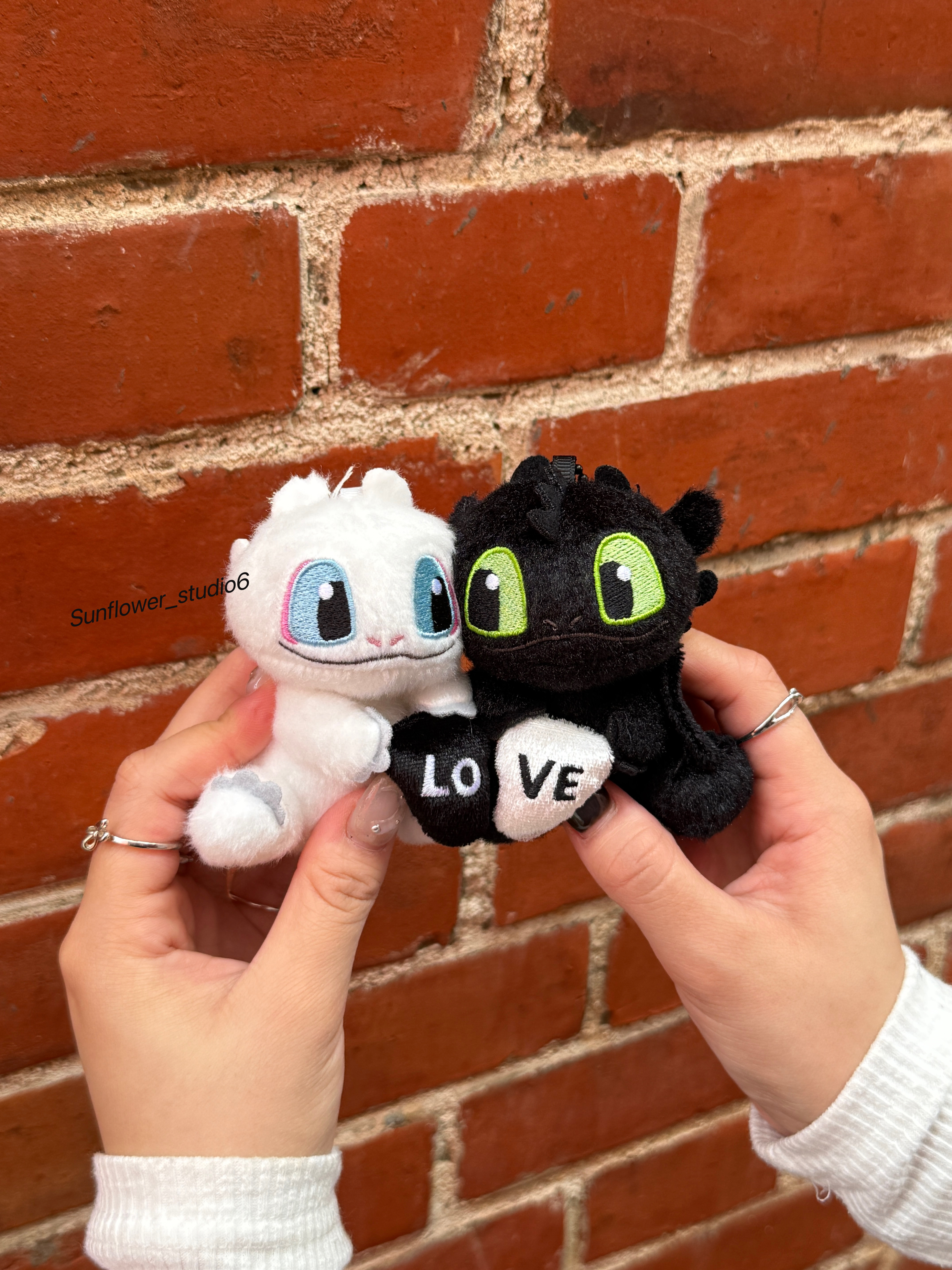 馴龍高手 環球正版授權 夜煞 光煞 告白貼貼毛絨吊飾 磁吸設計 毛絨鑰匙圈 吊飾(任買兩件7-11免運)/現貨  下單1個就是圖片中的一對！！