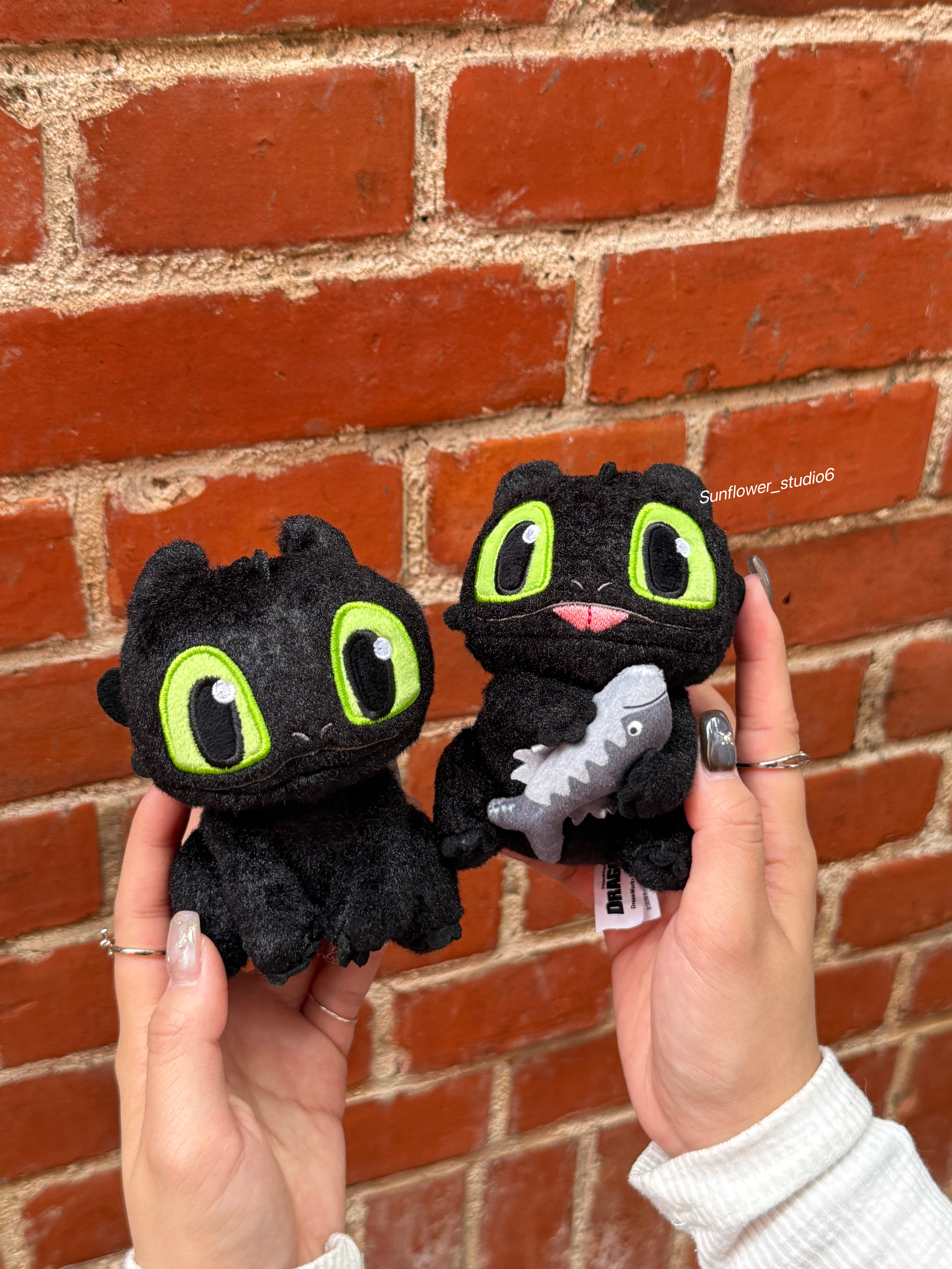 馴龍高手 環球正版授權 夜煞 萌酷毛絨吊飾 抱魚毛絨吊飾 沒牙仔 毛絨鑰匙圈 吊飾(任買兩件7-11免運)/預購