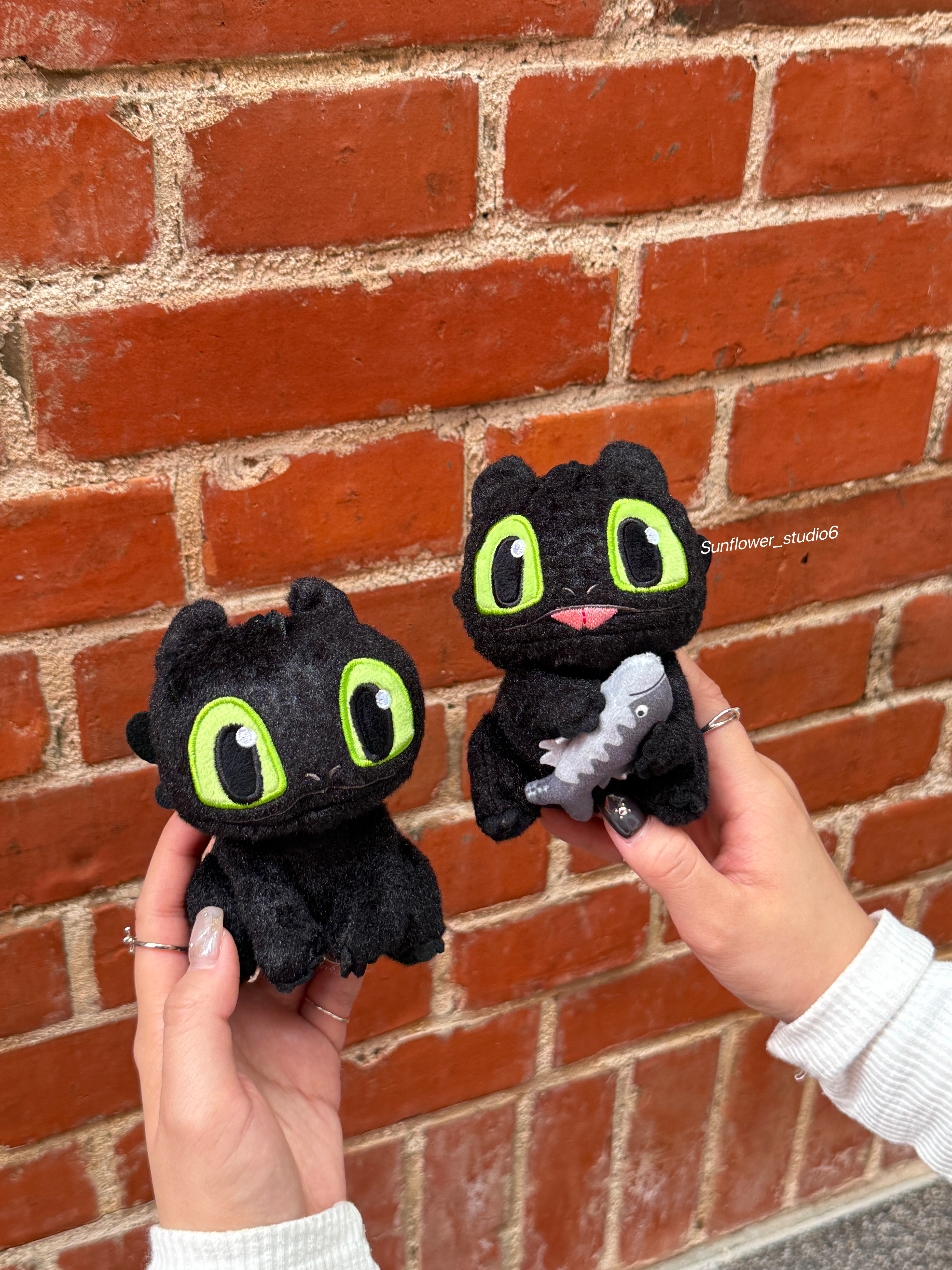 馴龍高手 環球正版授權 夜煞 萌酷毛絨吊飾 抱魚毛絨吊飾 沒牙仔 毛絨鑰匙圈 吊飾(任買兩件7-11免運)/預購