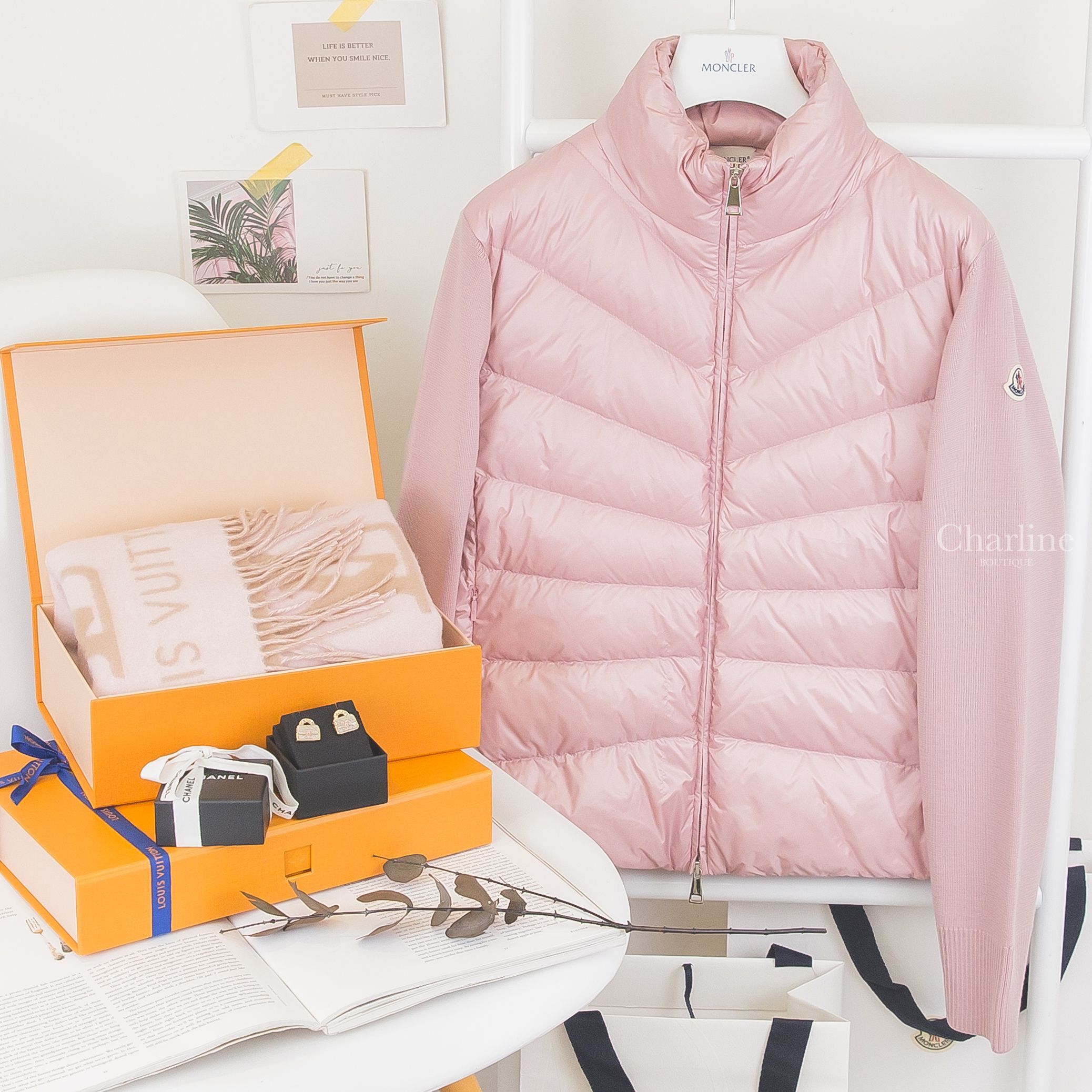 Moncler Cardigan 粉紅色拼接針織小立領羽絨外套,Chanel 粉色水鑽雙CC字母白色手提包包耳環,Louis Vuitton 玫瑰粉色拼米色 Logo 喀什米爾流蘇圍巾-Charline Boutique 精品代購