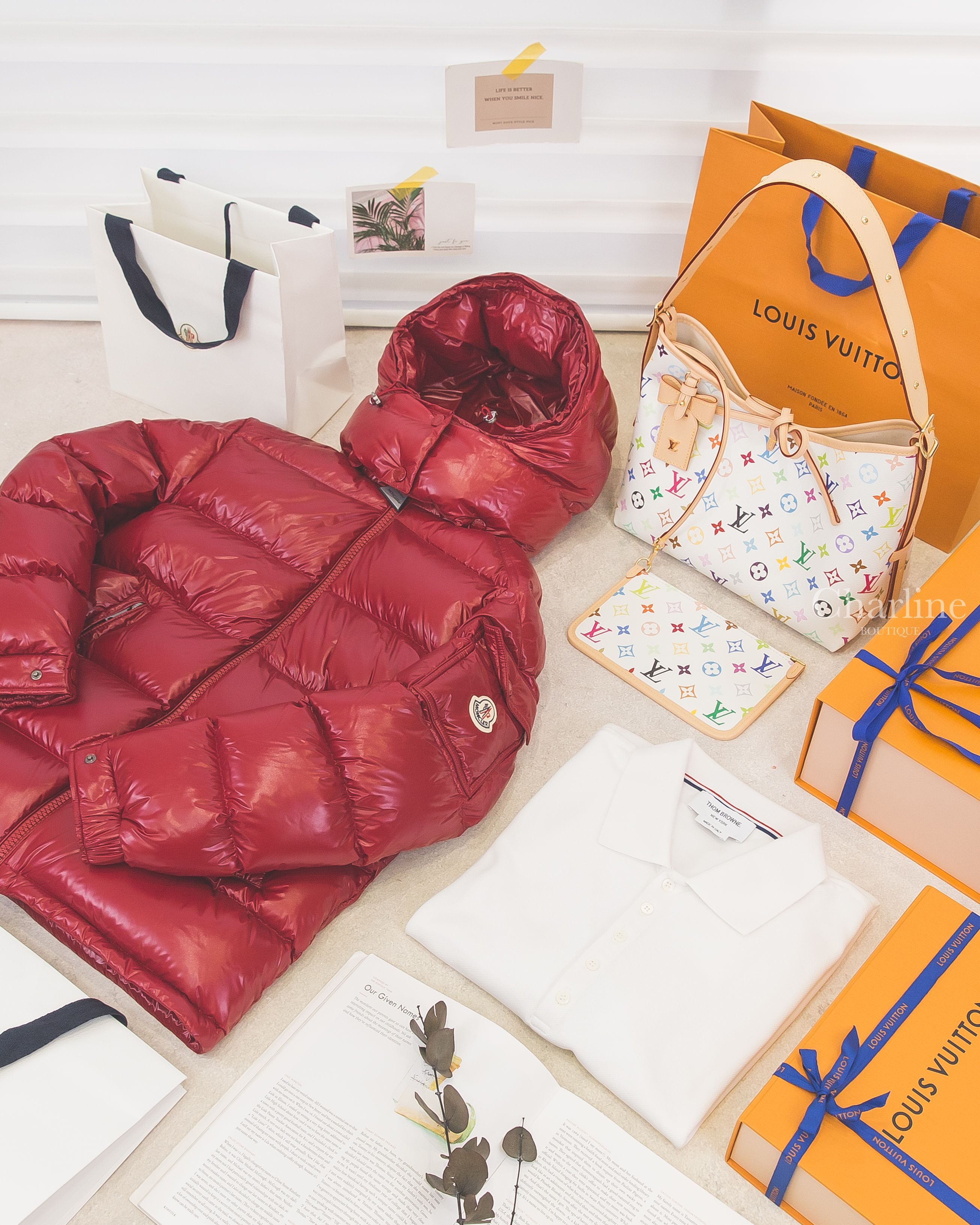 Moncler Maire Hooded Short Down Jacket 紅色連帽拉鍊口袋輕羽絨外套,LV x TM CarryAll PM Bag 聯名款白色三彩老花牛皮飾邊蝴蝶結吊牌小型手提肩背包-Charline Boutique 精品代購