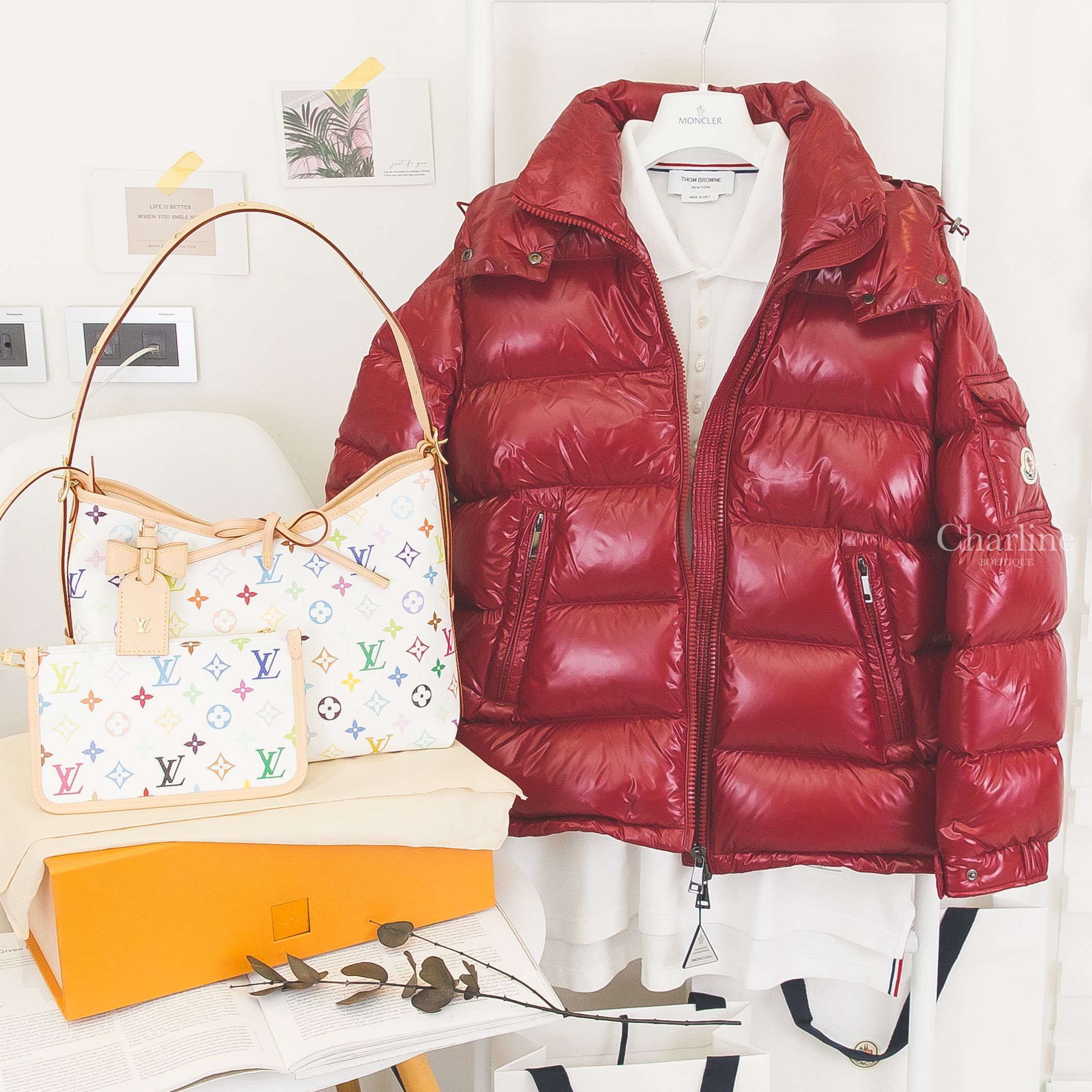 Moncler Maire Hooded Short Down Jacket 紅色連帽拉鍊口袋輕羽絨外套,LV x TM CarryAll PM Bag 聯名款白色三彩老花牛皮飾邊蝴蝶結吊牌小型手提肩背包-Charline Boutique 精品代購